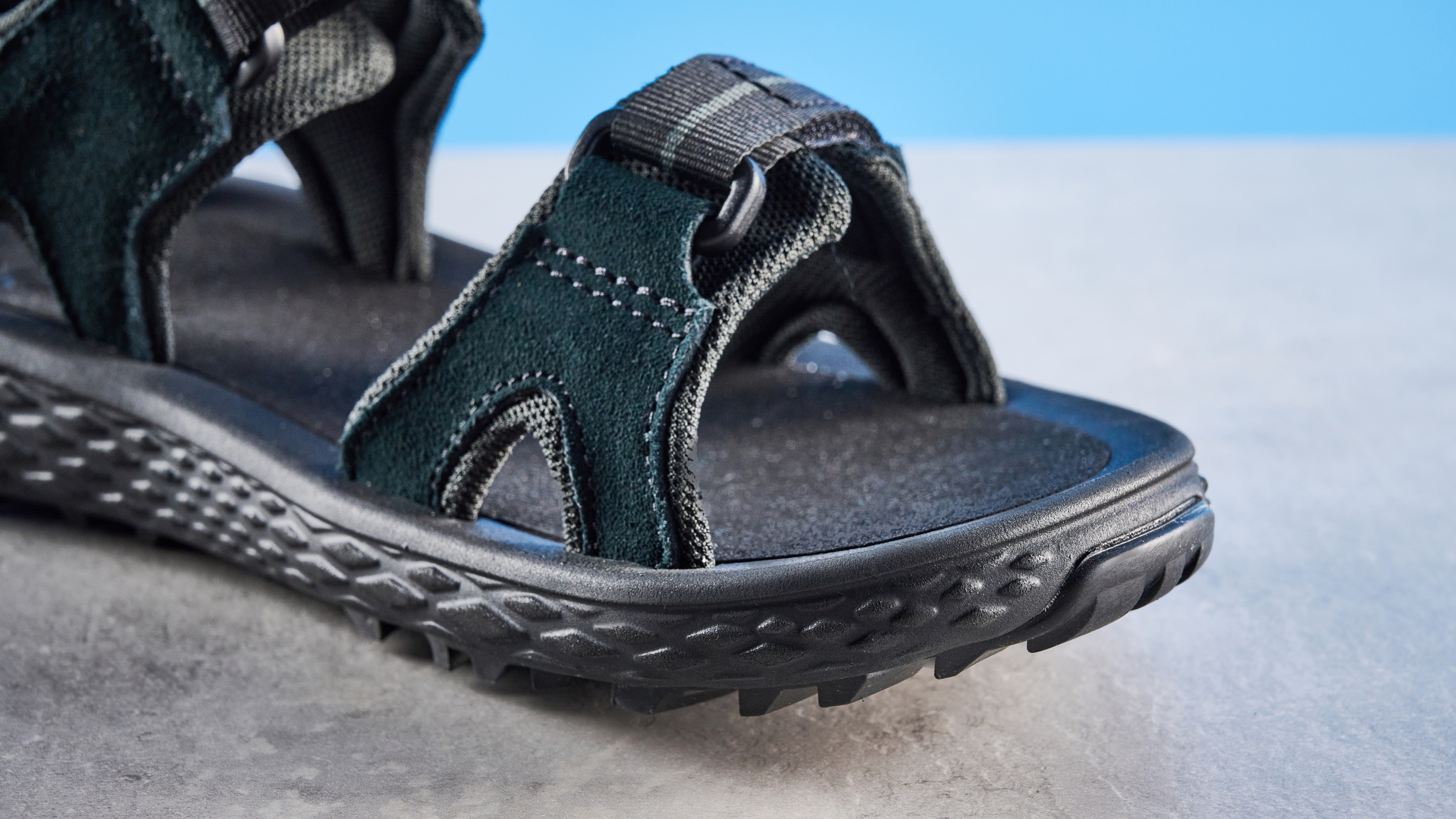 صنادل Columbia Konos Hiker 2-Strap للمشي لمسافات طويلة بخلفية Tom's Guide الزرقاء