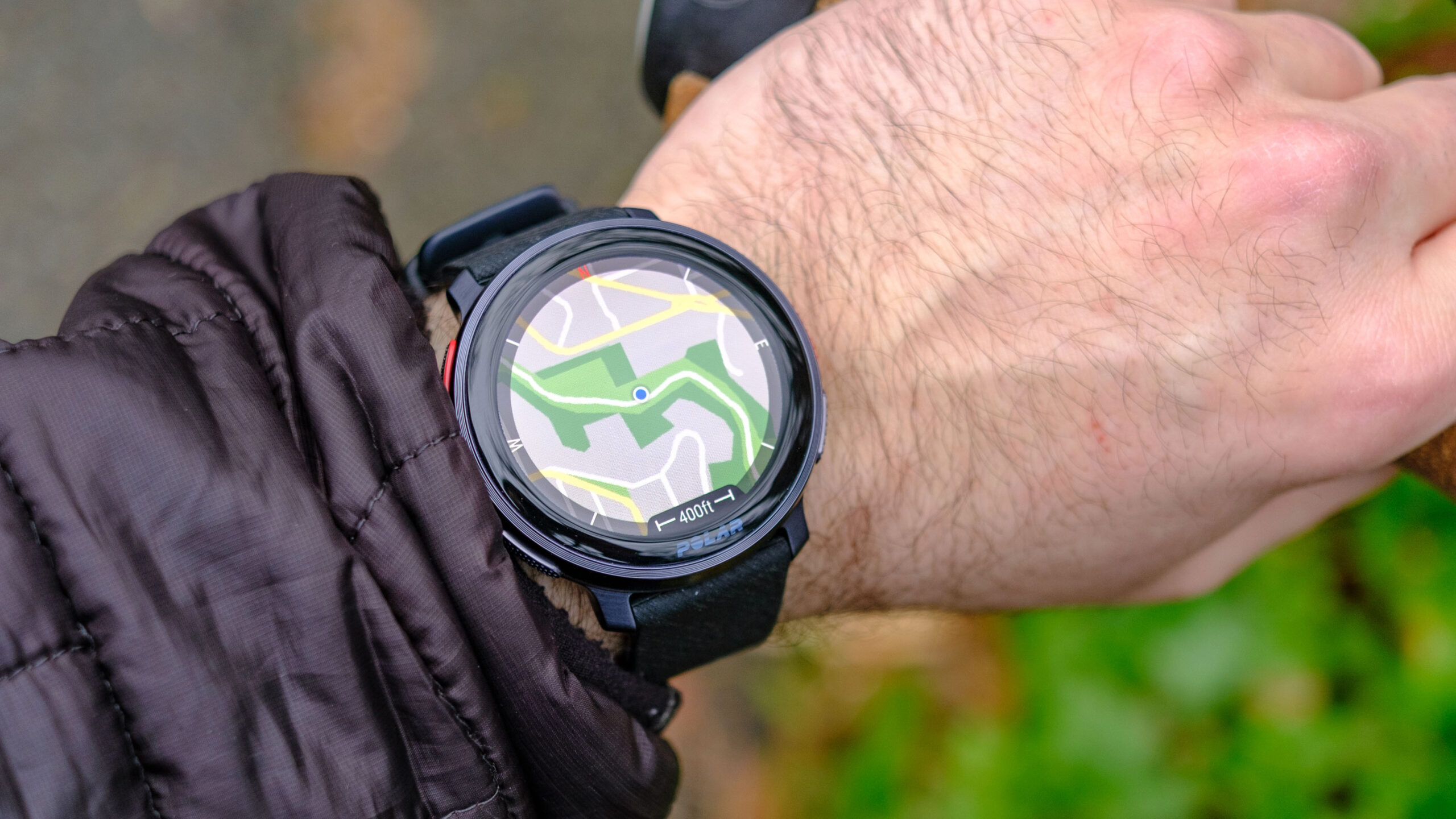 ساعة Polar Vantage V3 على معصم مراجعنا وهي تعرض ميزة الخرائط