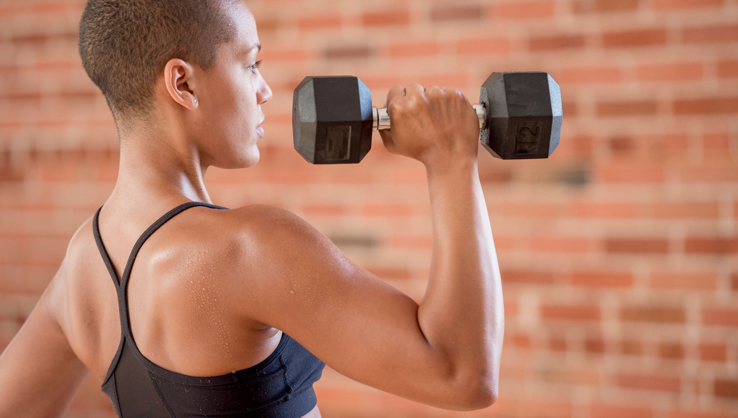 3 exercícios essenciais para fortalecer e estabilizar os ombros: dicas de um fisioterapeuta e personal trainer.