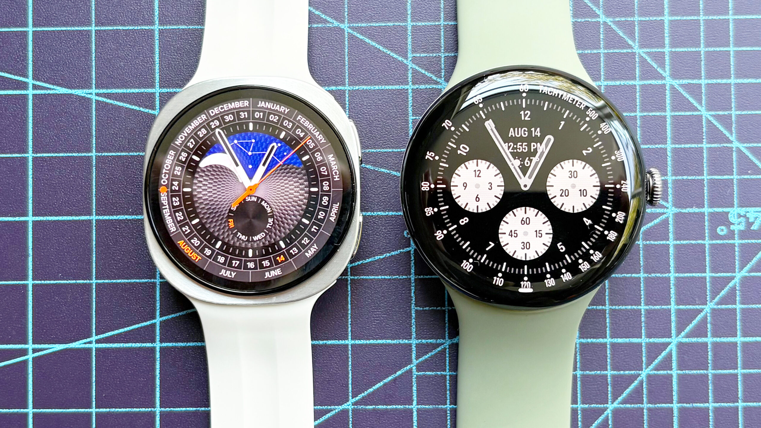 صورة مقربة لساعة Samsung Galaxy Watch 9 بجانب Google Pixel Watch 5