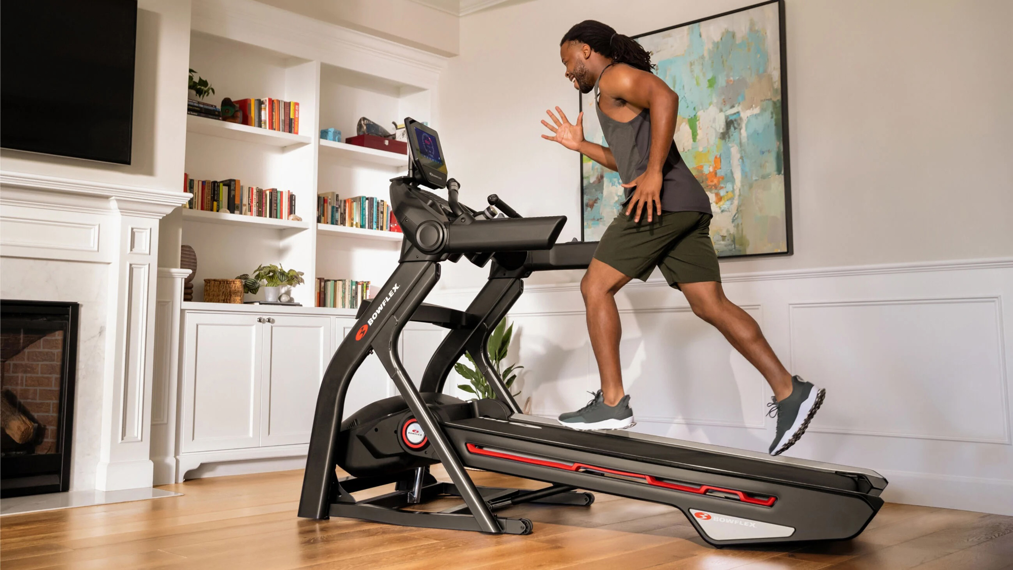 Un uomo che corre su un tapis roulant BowFlex 10