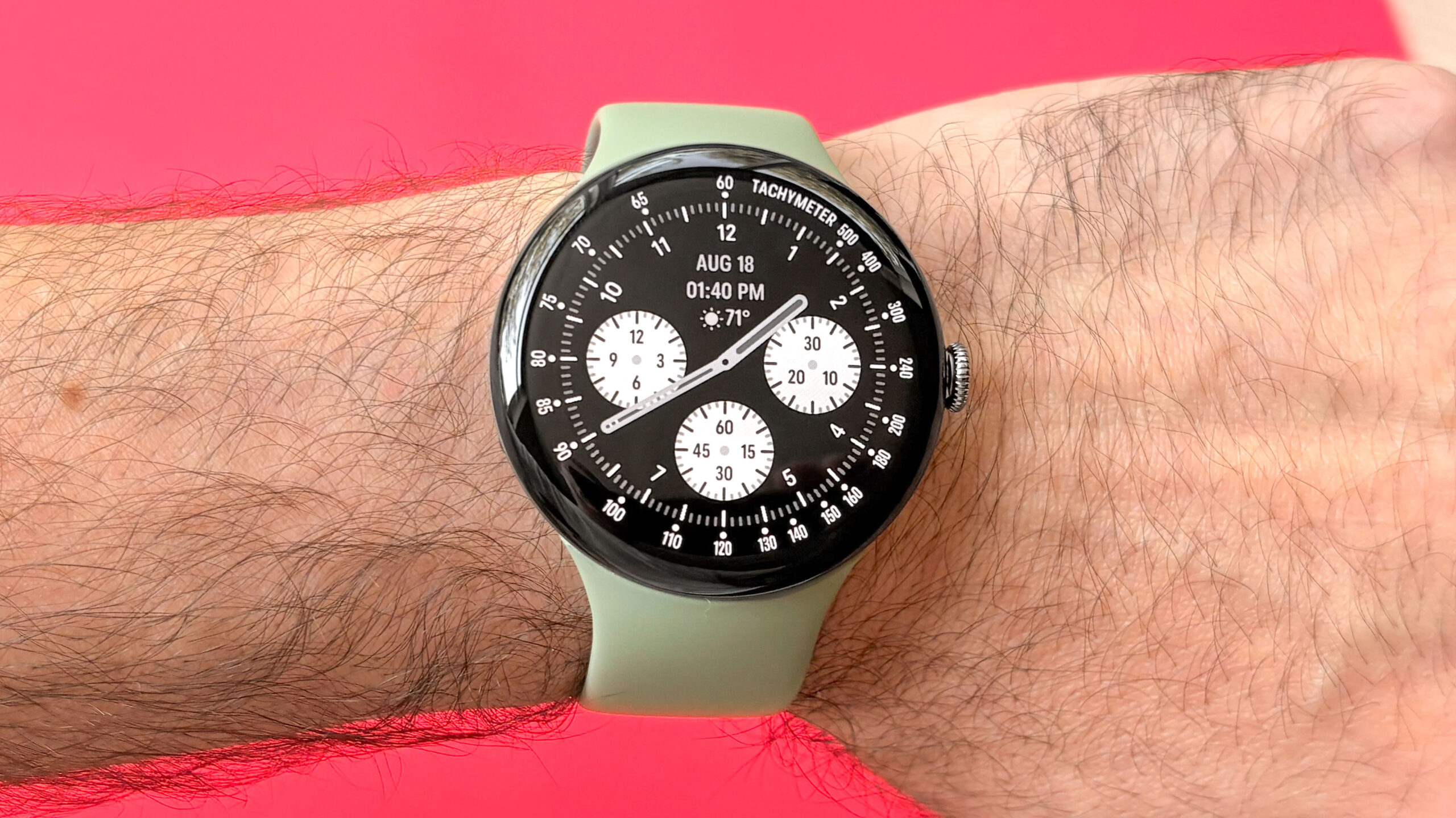 لقطة مقربة لساعة Pixel Watch 5 بحجم 45 ملم على معصم المستخدم