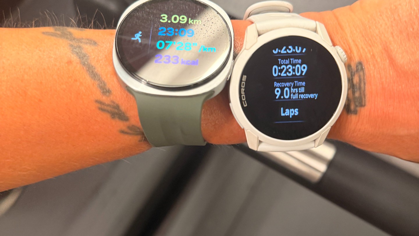 ساعة Samsung Galaxy Watch 9 على معصم المستخدم أثناء تمرين على جهاز المشي