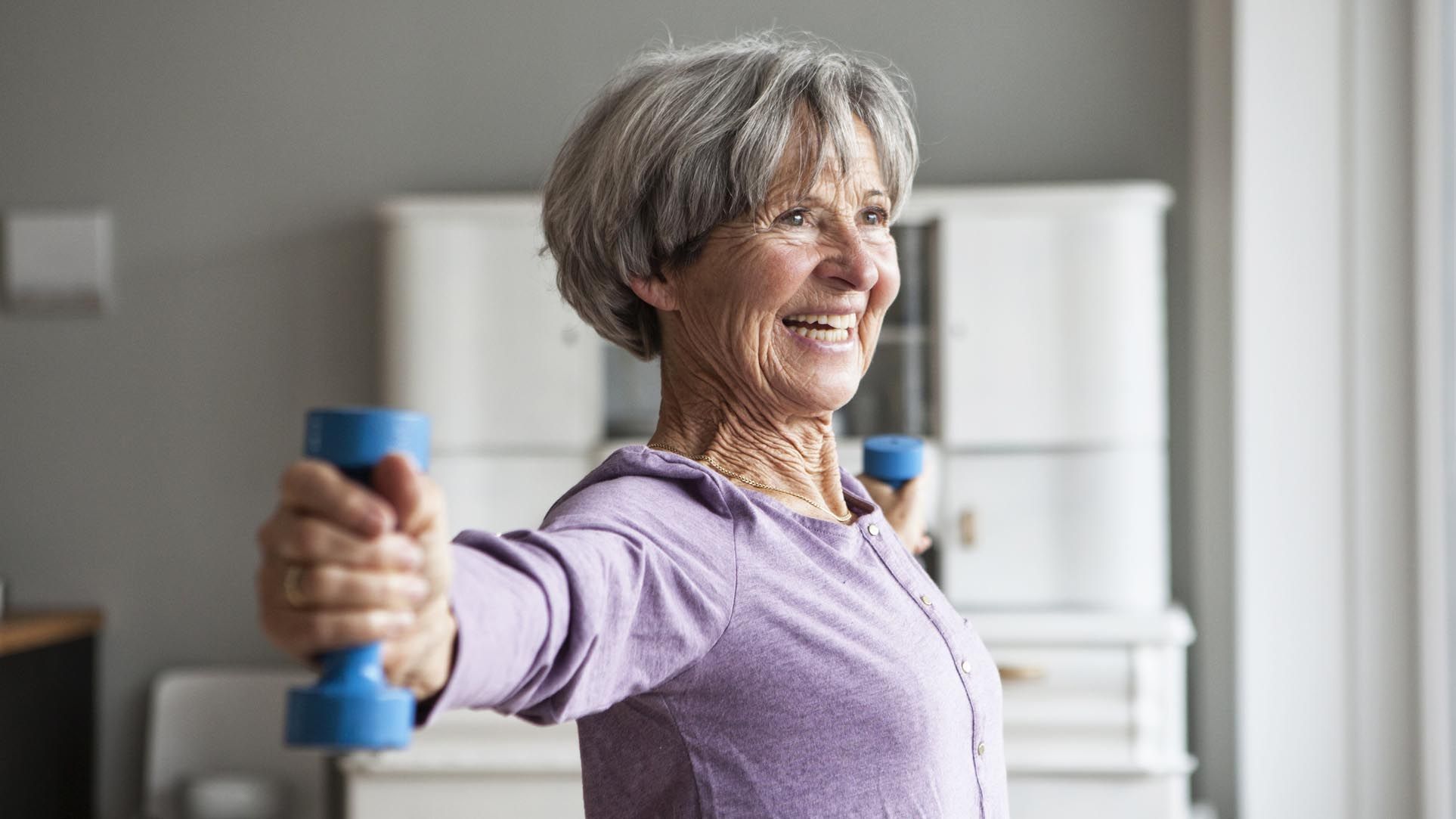 L'allenatore senior consiglia: 5 minuti di esercizio aumentano la densità ossea e proteggono le articolazioni