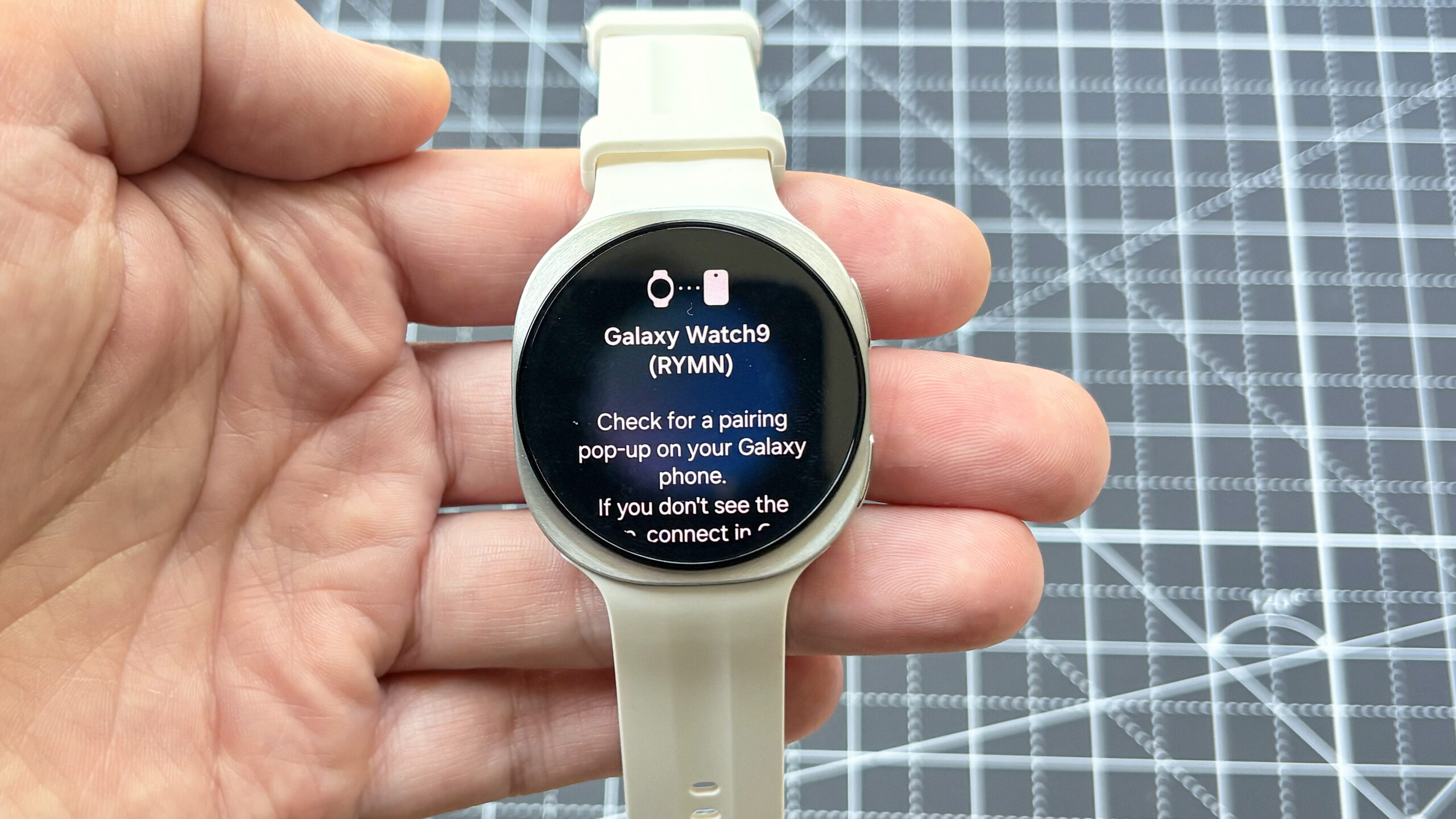 Uma foto em close-up do Samsung Galaxy Watch 9 na cor branca.