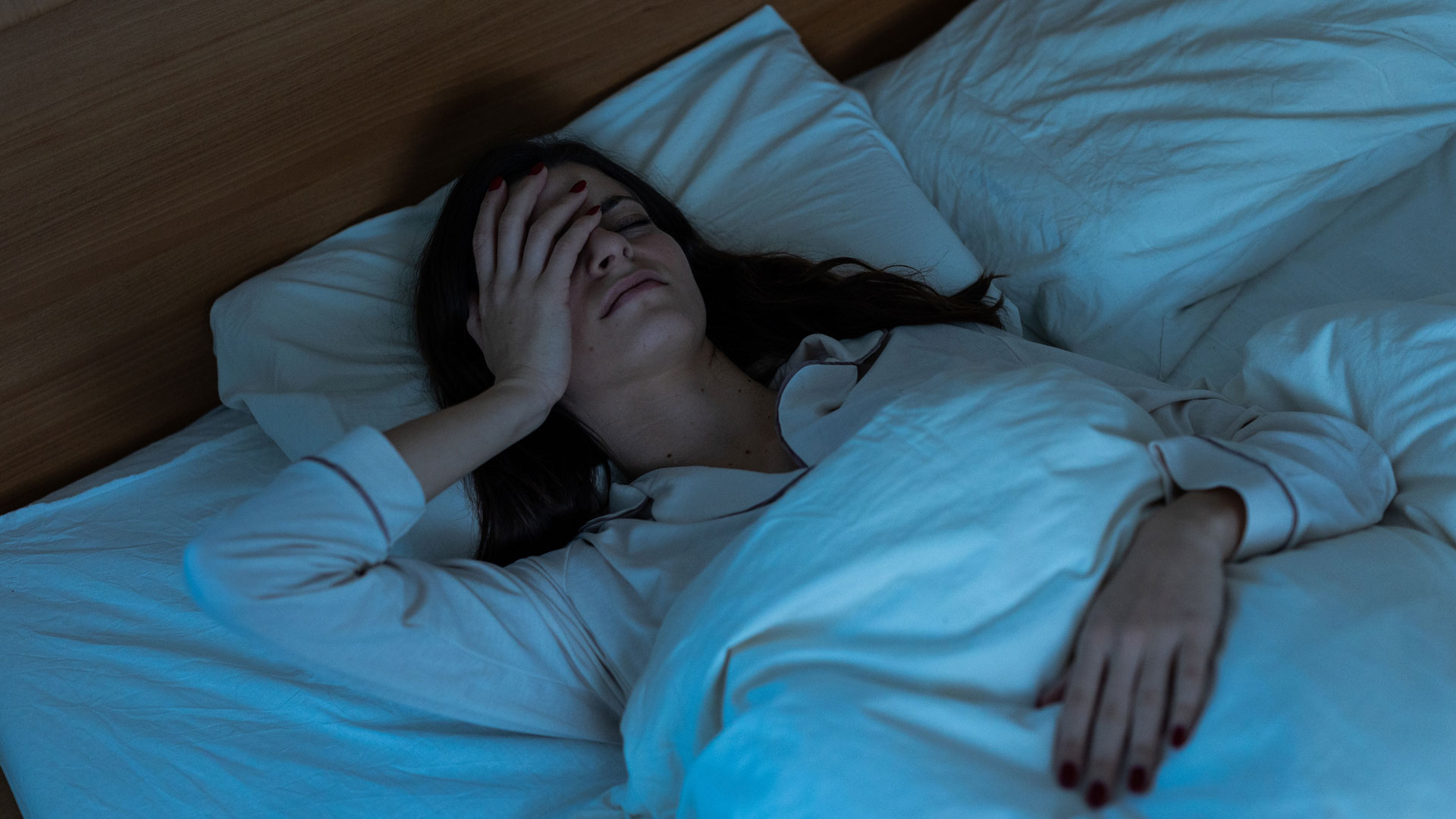 Una mujer permanece despierta en la cama, incapaz de dormir.