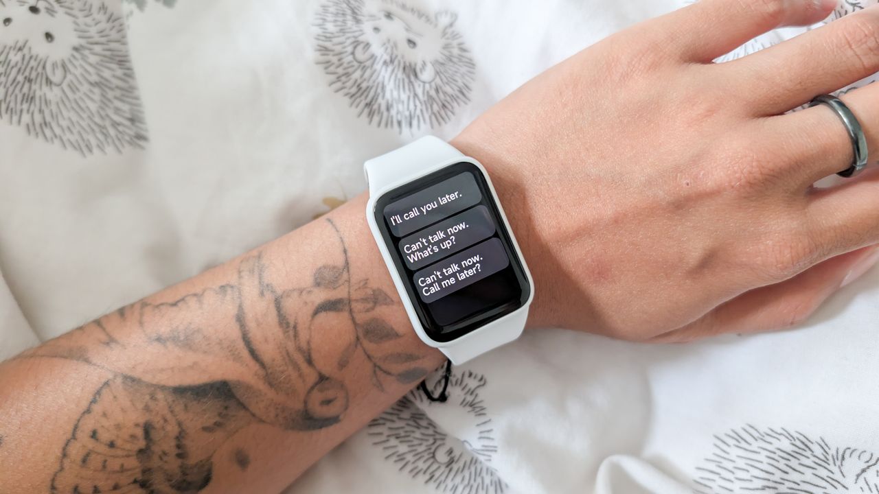 شخص يرتدي ساعة Xiaomi Smart Band 10 Pro الذكية