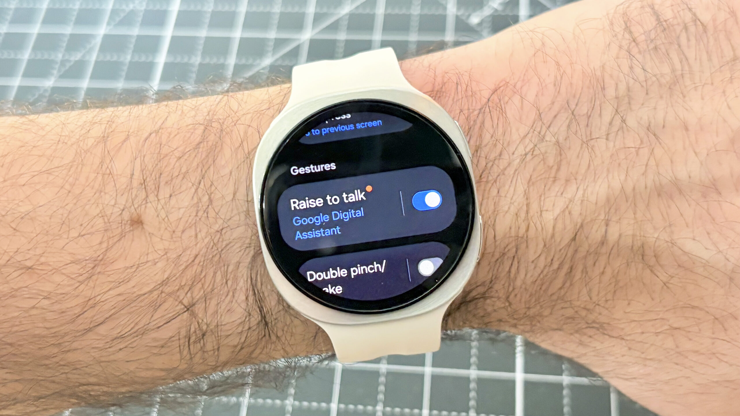 لقطة مقربة لساعة Samsung Galaxy Watch 9 على معصم المستخدم تعرض خيارات التحكم بالإيماءات