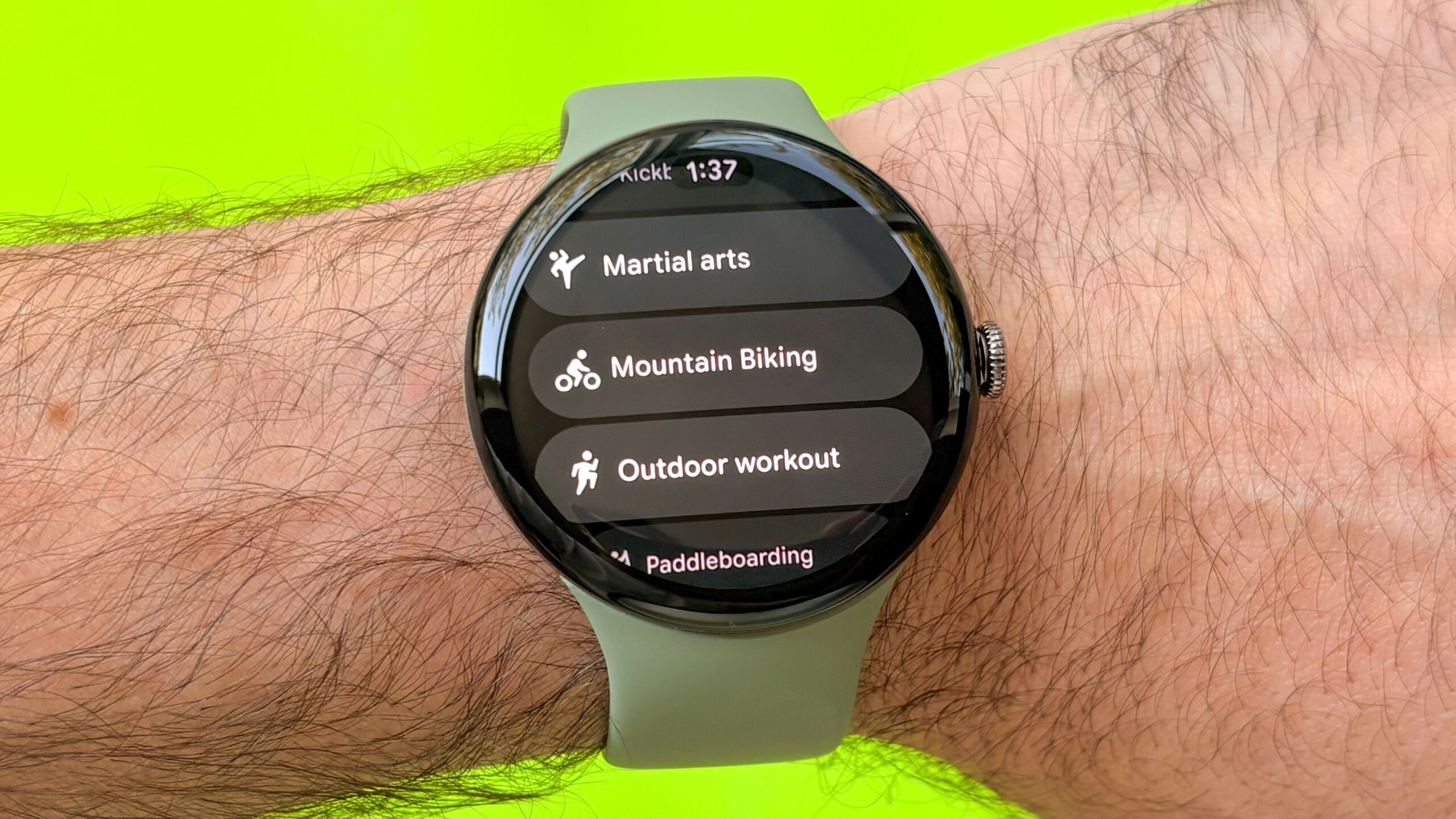 Un primo piano del Pixel Watch 5 da 45 mm al polso di un utente.