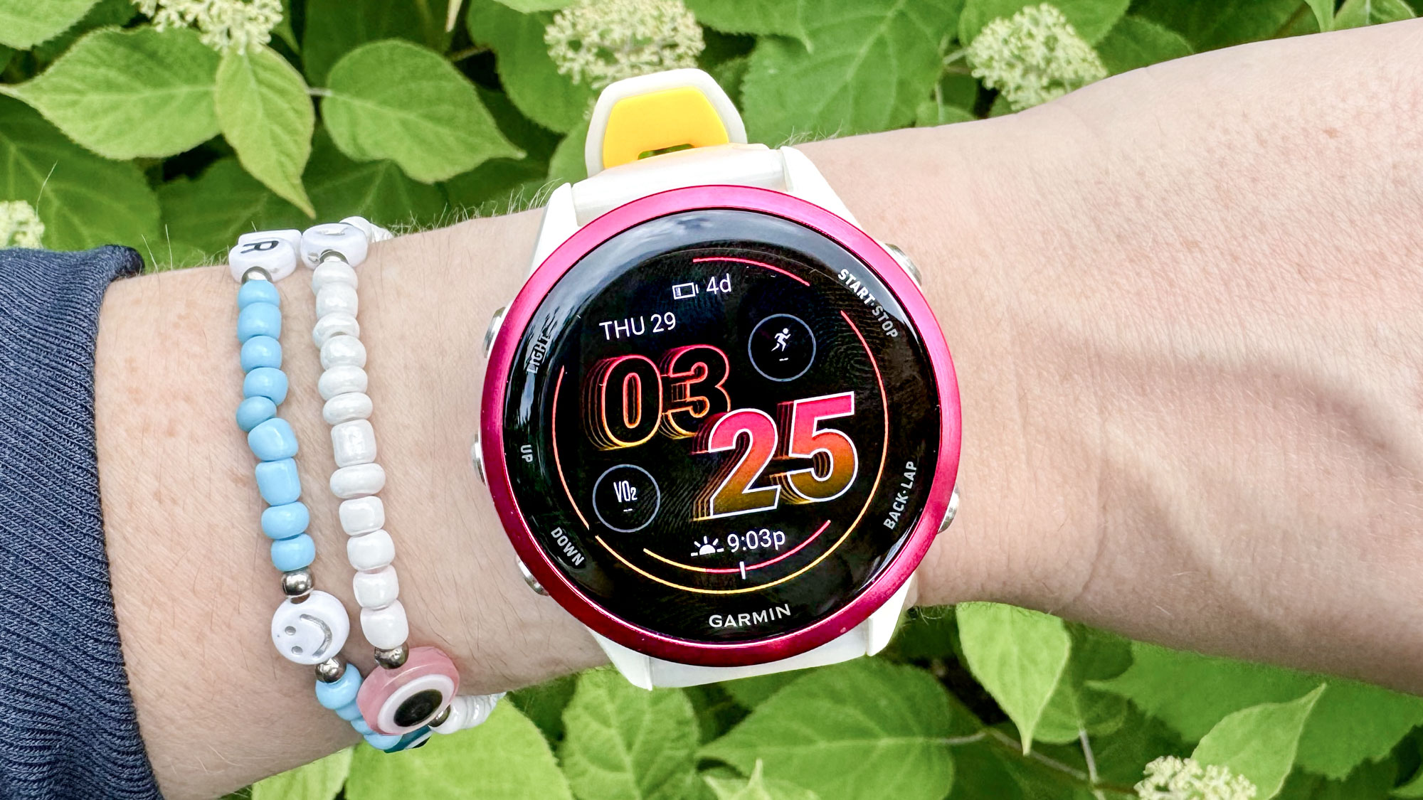 ساعة Garmin Forerunner 570 على معصم شخص