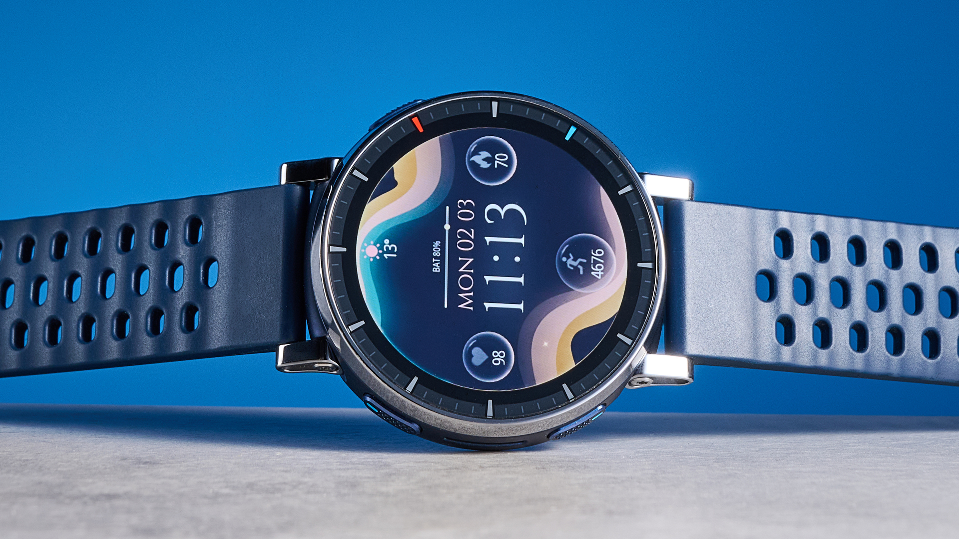 ساعة Amazfit Active 3 Premium مصورة على خلفية Tom's Guide الزرقاء