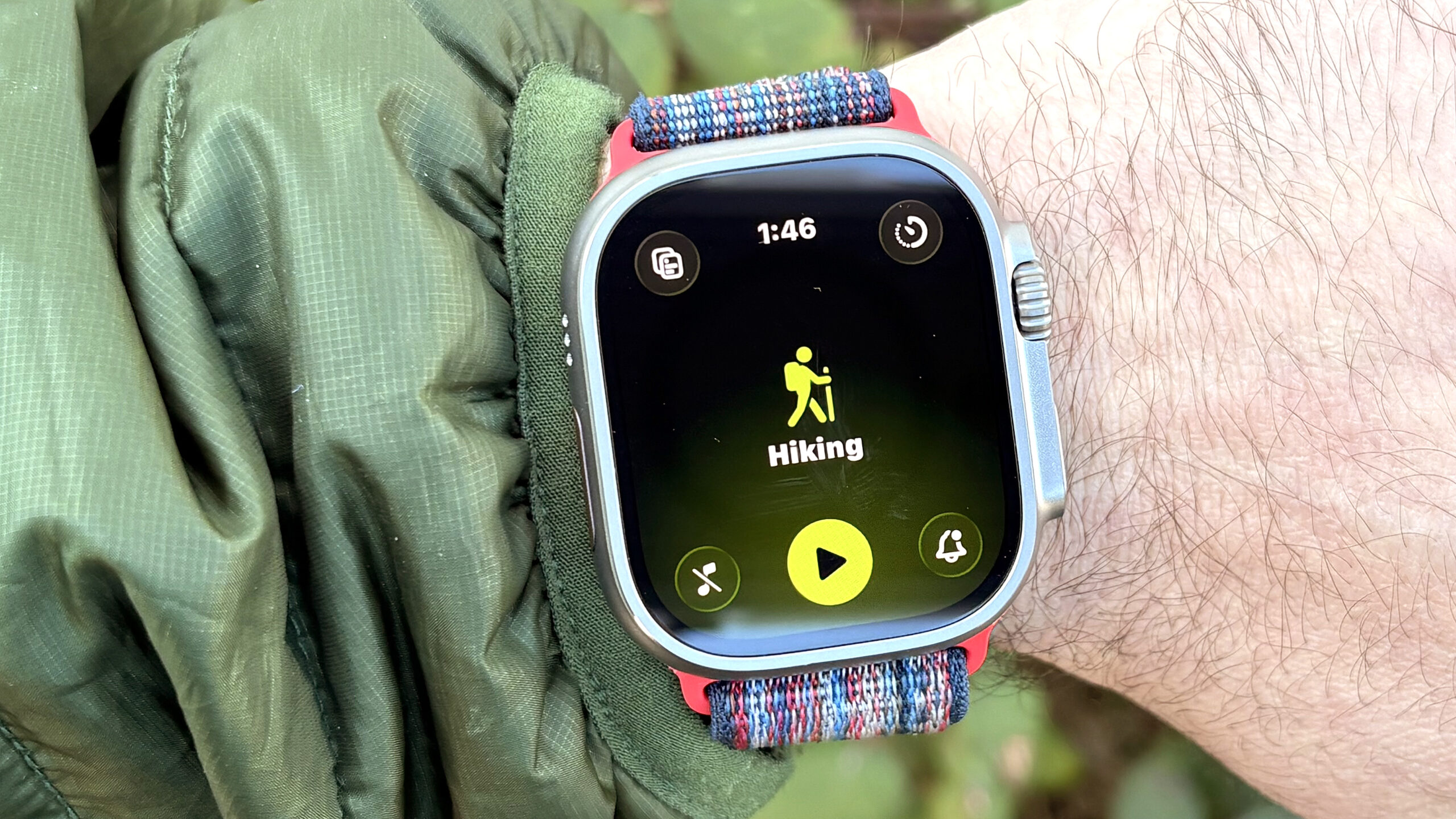 Un'immagine ravvicinata dell'Apple Watch Ultra 3 mostra l'opzione per monitorare le lunghe camminate nell'app Allenamento.