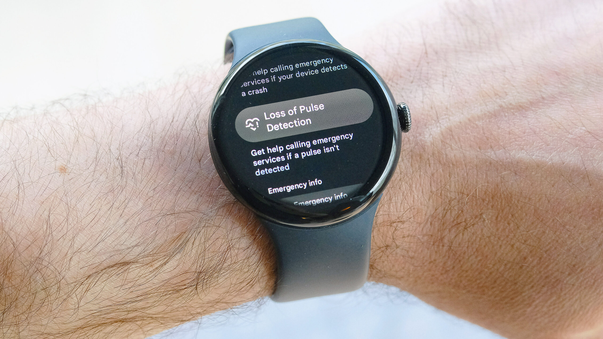ساعة Pixel Watch 3 معروضة على معصم مستخدم، وتظهر ميزة اكتشاف فقدان النبض (Loss of Pulse) على الشاشة