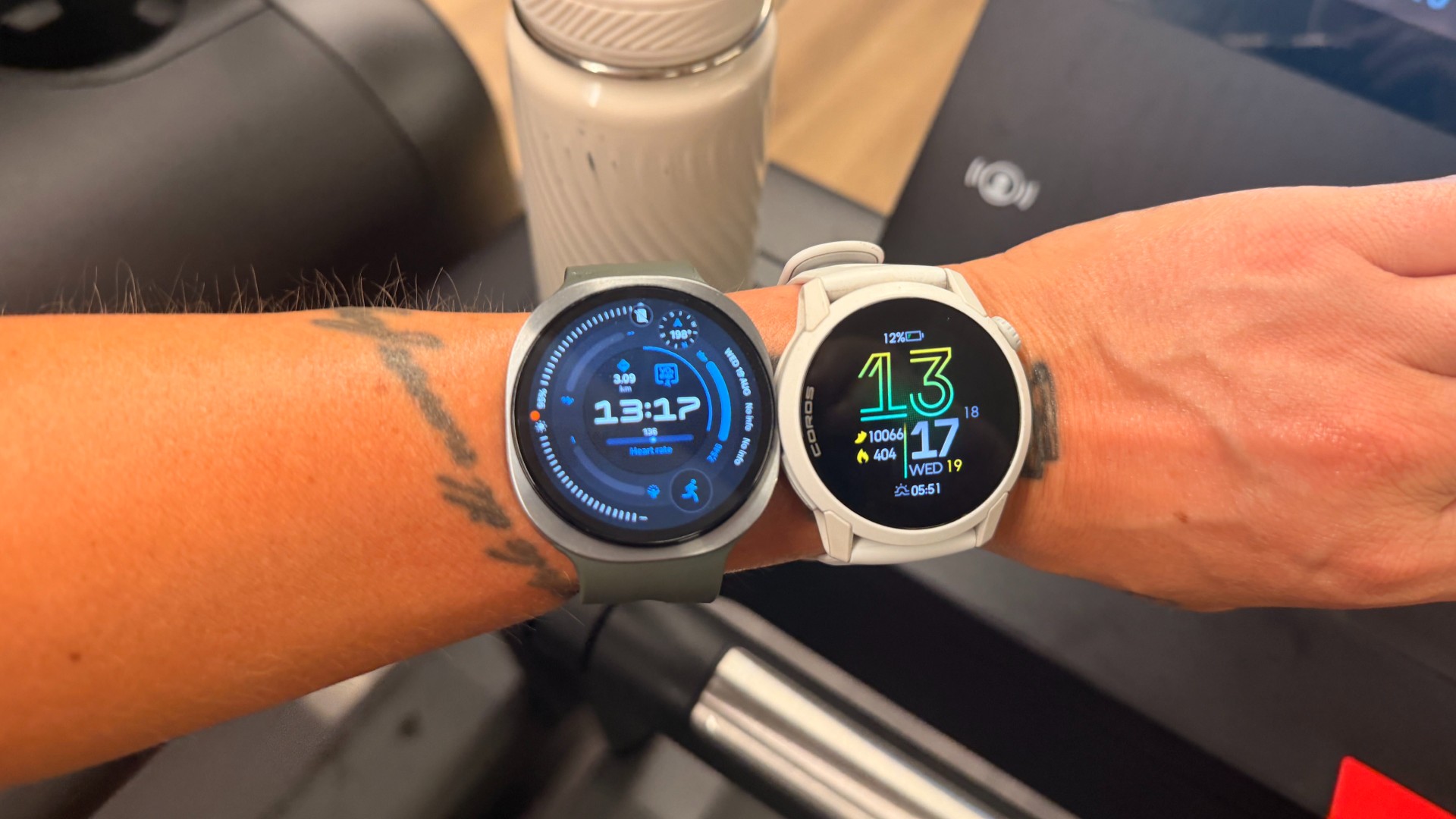 ساعة Samsung Galaxy Watch 9 على معصم المستخدم أثناء تمرين جهاز المشي