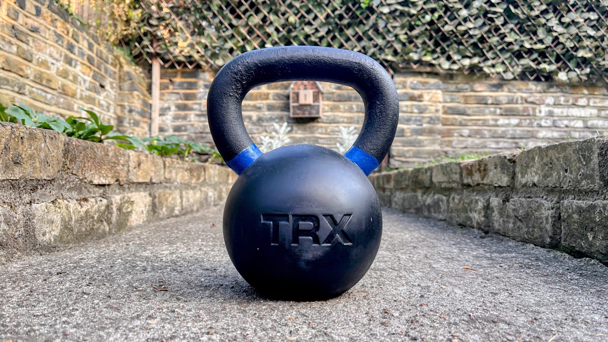 كيتل بيل TRX على ممر حديقة خارجي