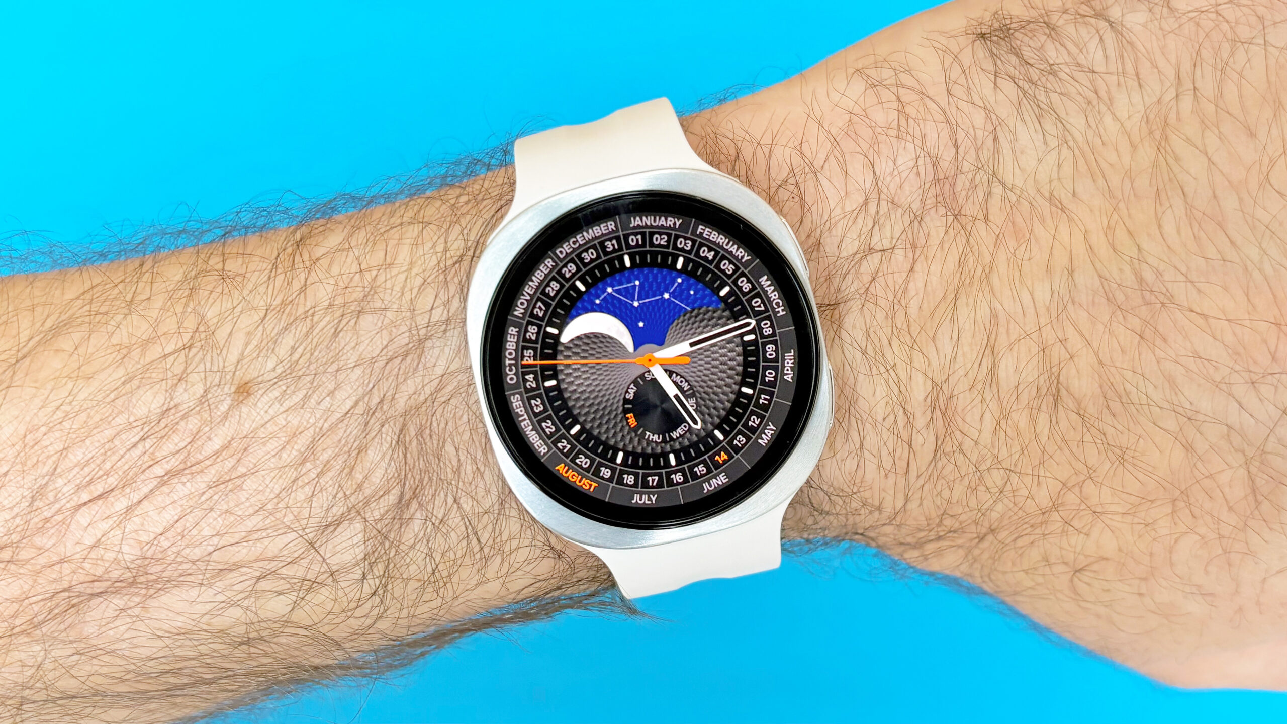 لقطة مقربة لساعة Samsung Galaxy Watch 9 باللون الأبيض