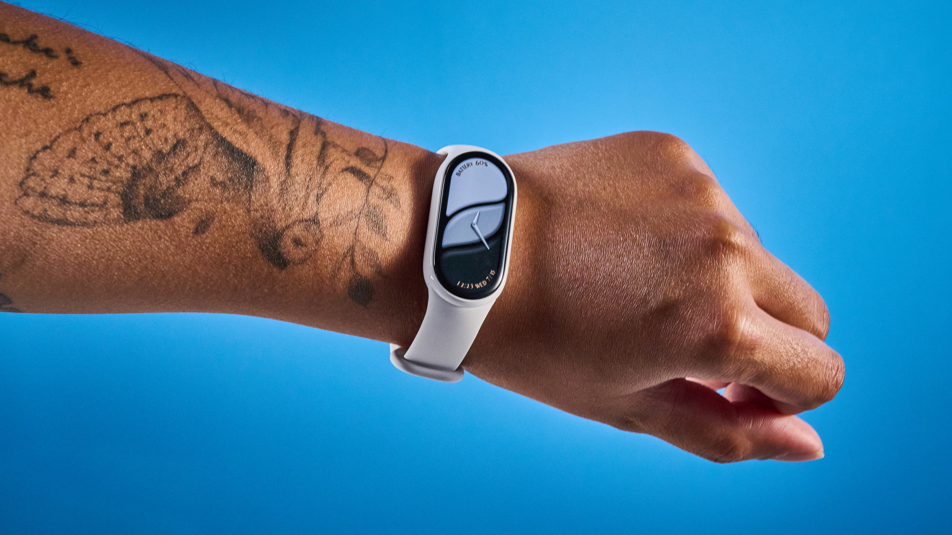 سوار Xiaomi Smart Band 10 باللون الأبيض اللؤلؤي الخزفي