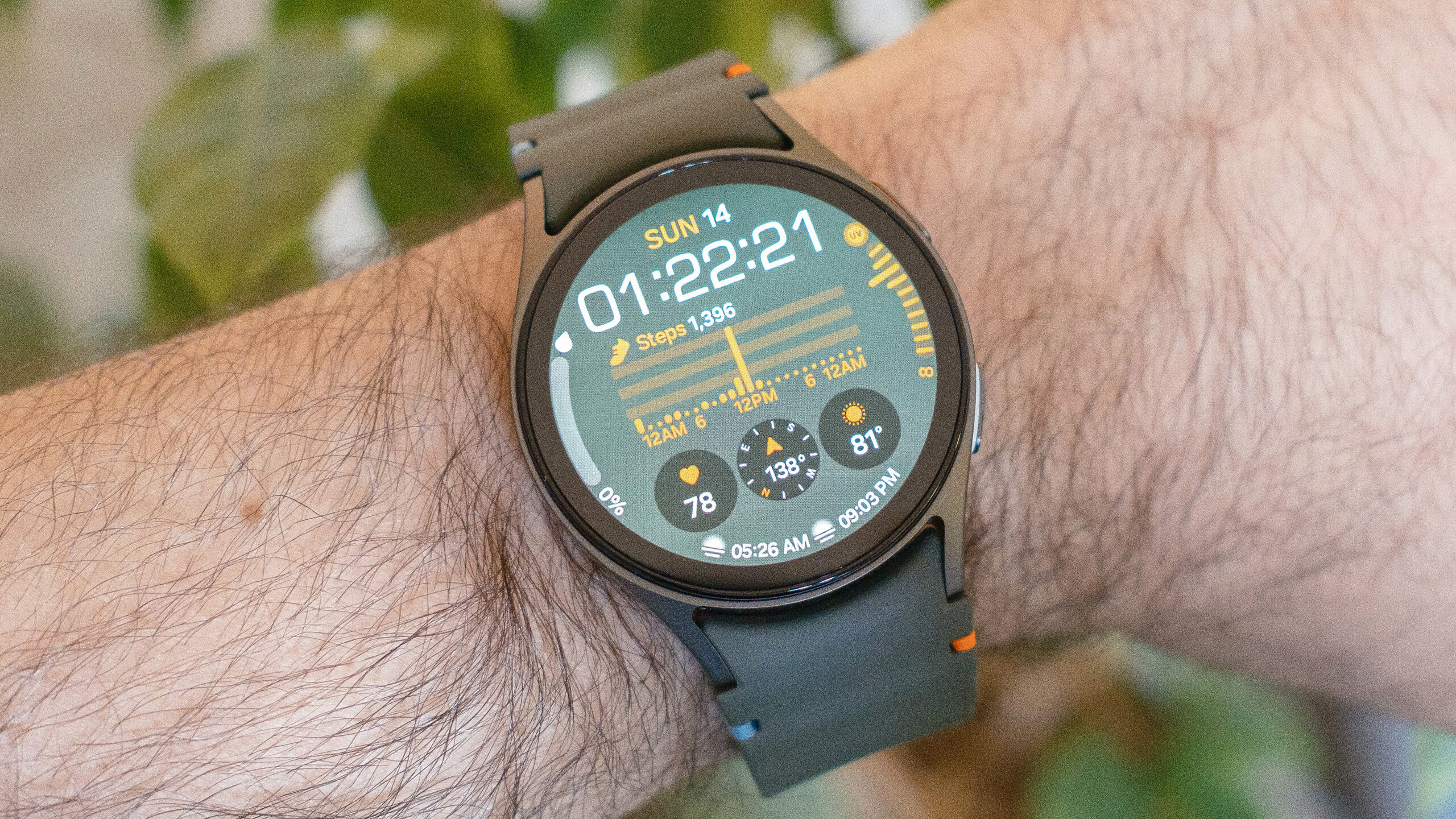 ساعة Samsung Galaxy Watch 7 بحجم 40 ملم على معصم المستخدم