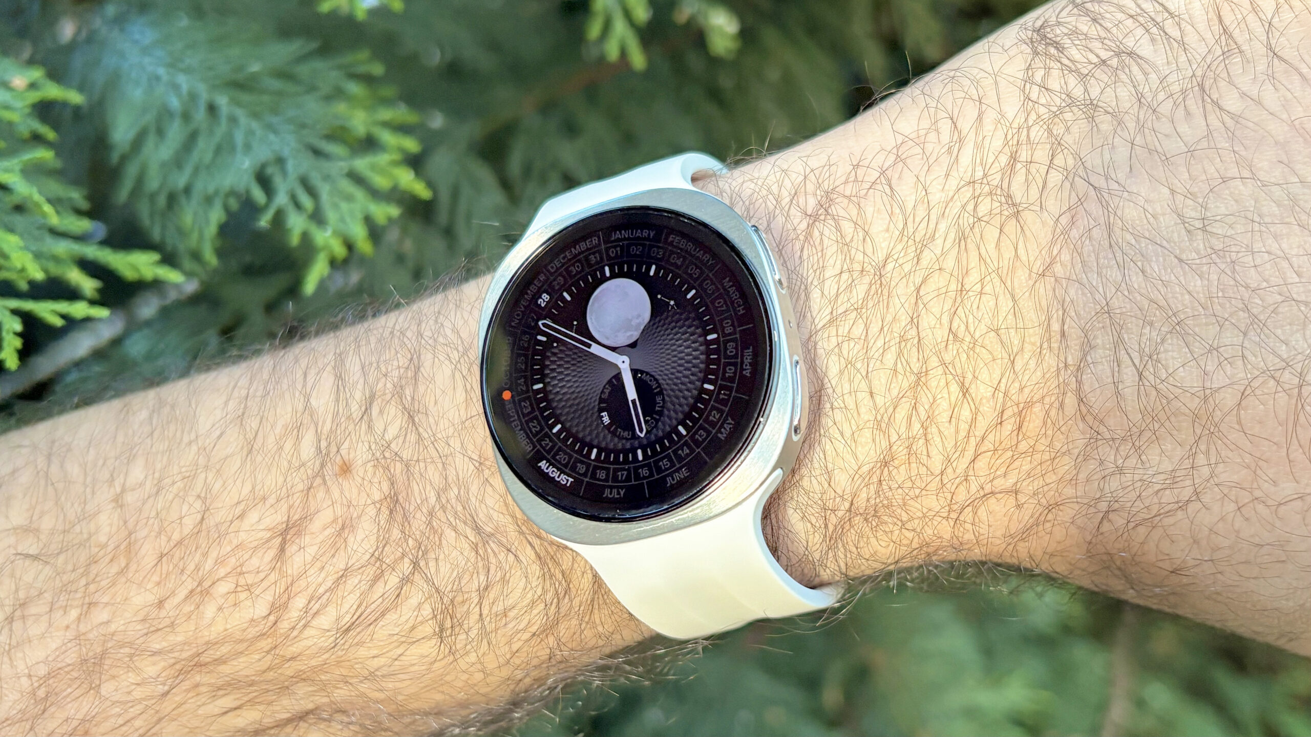 لقطة مقربة لساعة Samsung Galaxy Watch 9 على معصم المستخدم