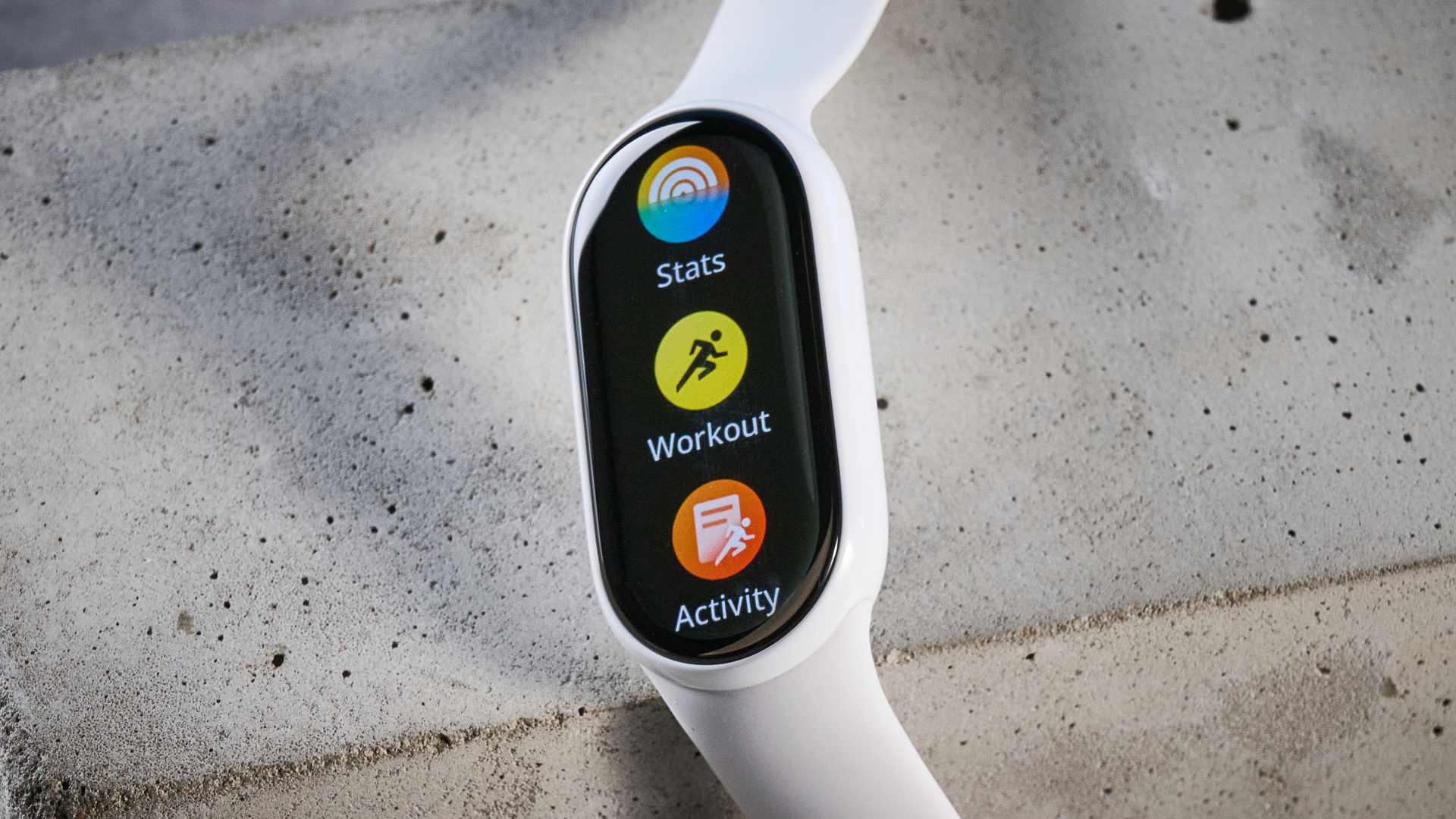 سوار Xiaomi Smart Band 10 باللون الأبيض اللؤلؤي السيراميكي