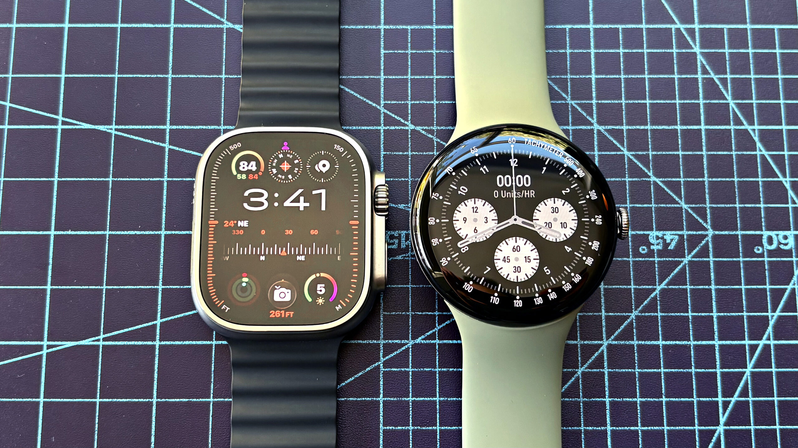 Un primo piano dell'Apple Watch Ultra 3 accanto al nuovo Google Pixel Watch 5.