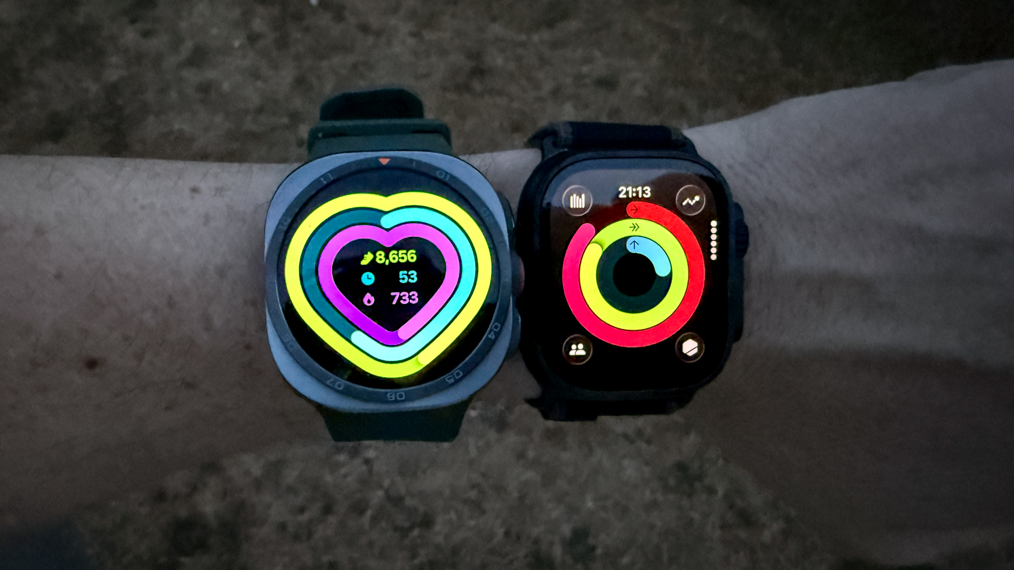 Samsung Galaxy Watch Ultra 2 e Apple Watch Ultra 2 al polso durante un'attività all'aperto.