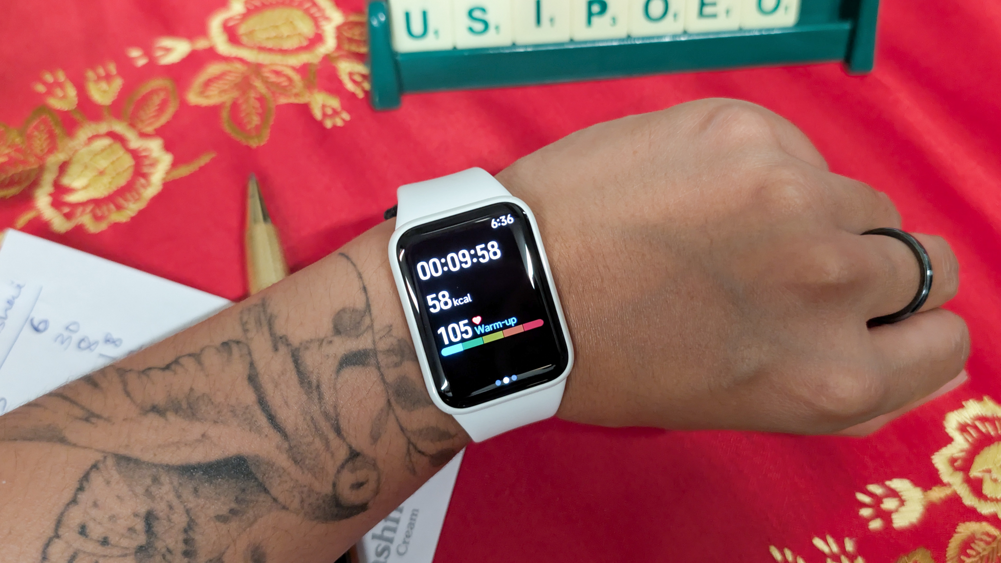 شخص يرتدي ساعة Xiaomi Smart Band 10 Pro الذكية