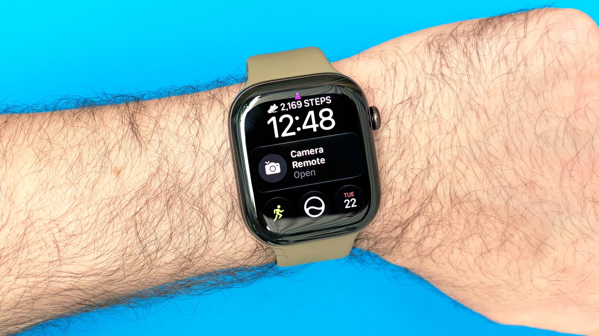 لقطة مقربة لساعة Apple Watch 12 على معصم المستخدم مع ويدجت عداد الخطوات الظاهر على واجهة الساعة