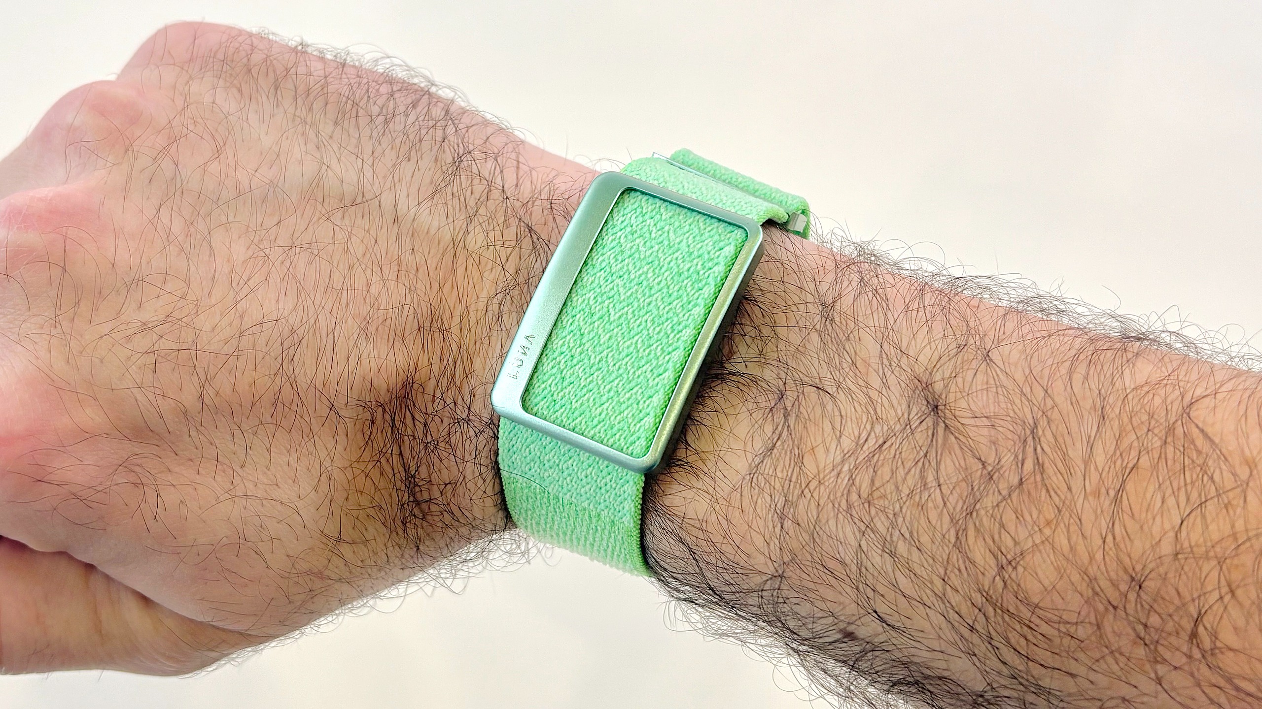 لقطة مقربة لمتتبع Garmin Cirqa الخالي من الشاشة بجانب سوار Luna Band في معرض IFA 2026 ببرلين