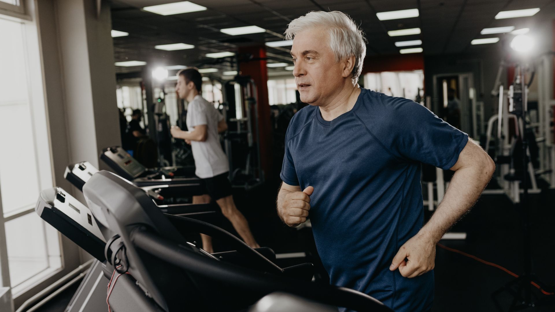 Een personal trainer onthult vaak over het hoofd geziene instellingen voor loopbanden voor senioren.