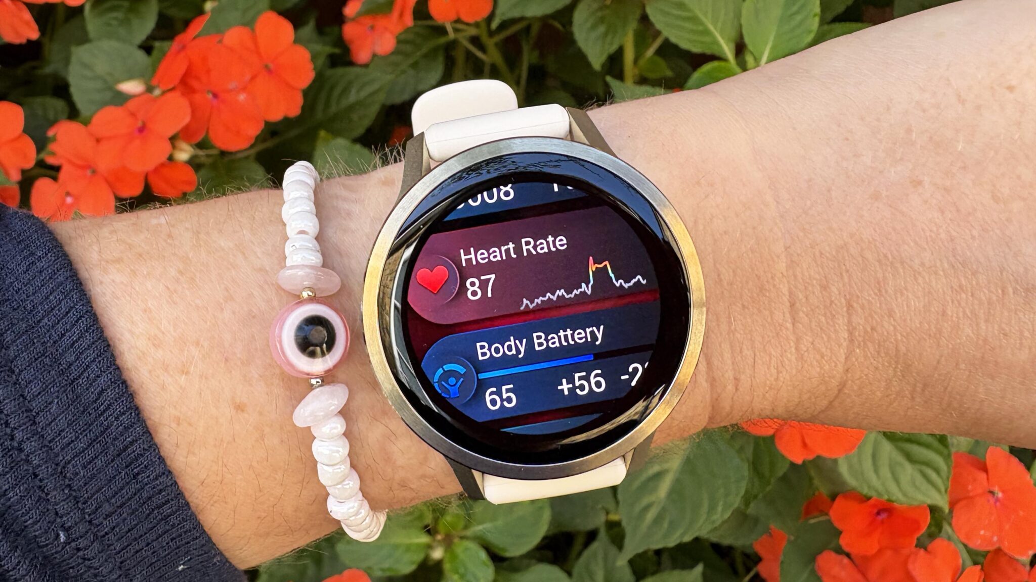 ساعة Garmin Venu 4 باللون الذهبي القمري على المعصم