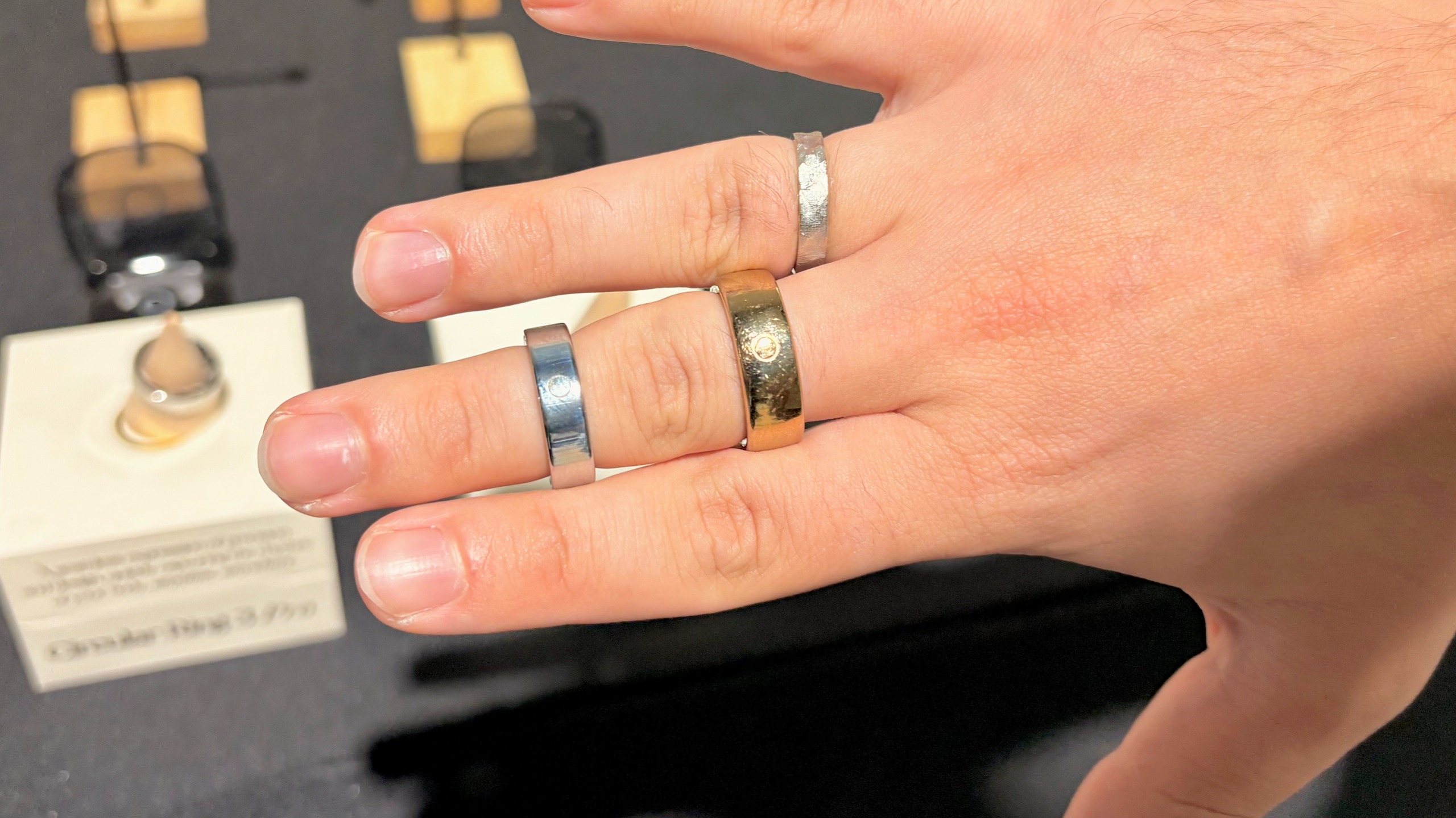 Крупный план моих часов Circular Ring 3 Pro и Slim на выставке IFA в Берлине, Германия.