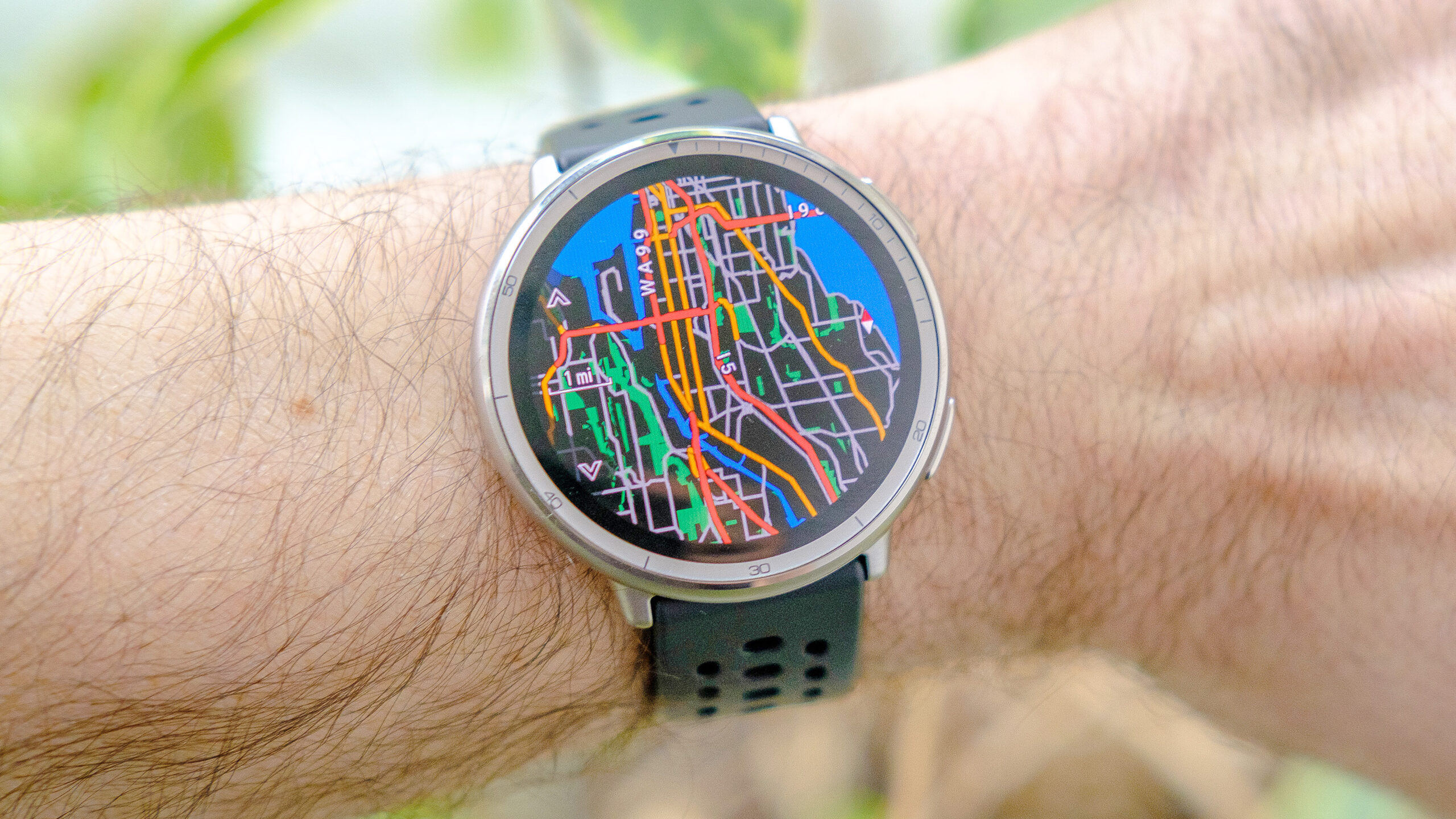 لقطة مقربة لساعة Amazfit Active 2 الذكية تظهر ميزة الخرائط