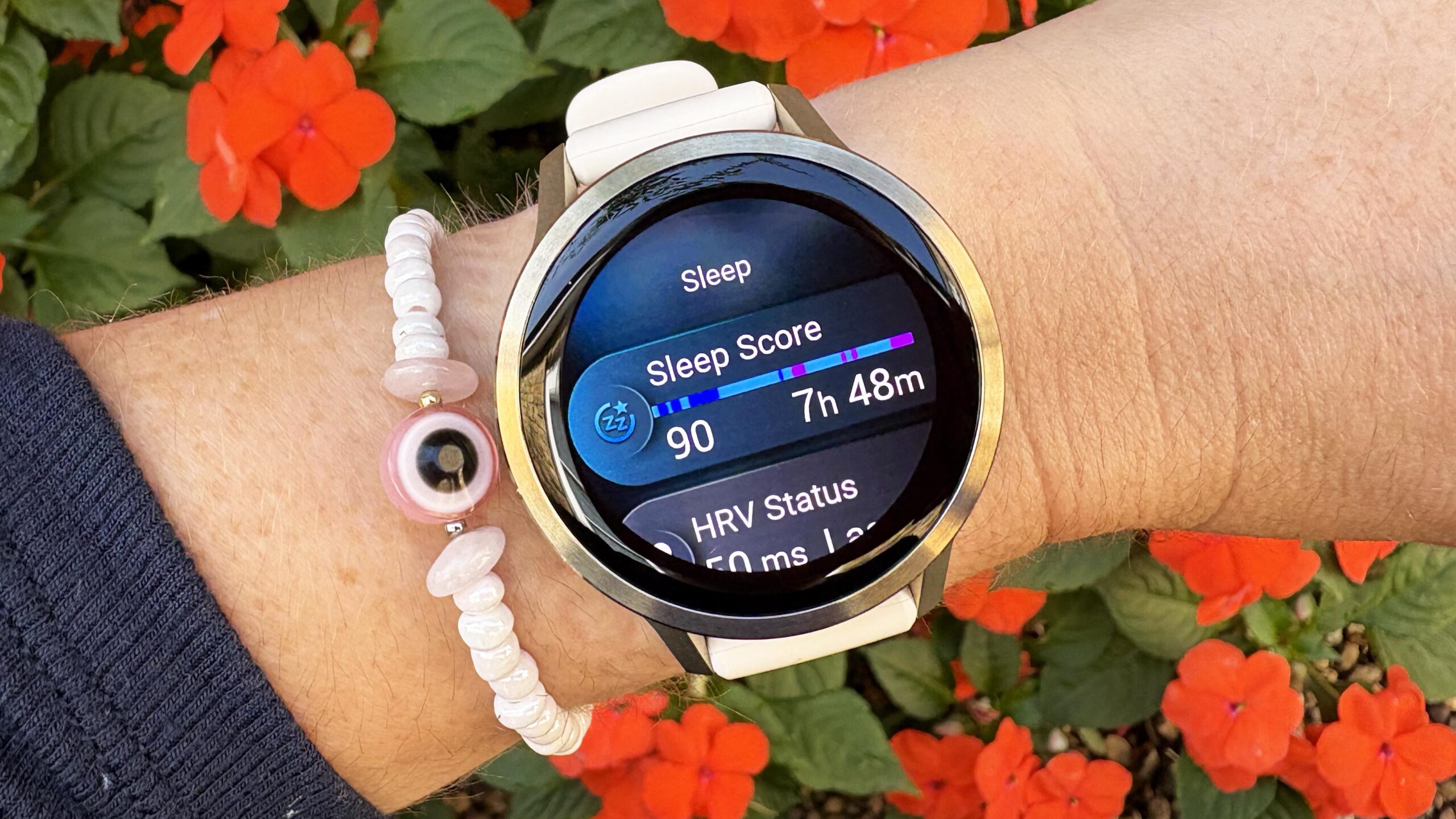 Garmin Venu 4 Uhr in Mondgold am Handgelenk