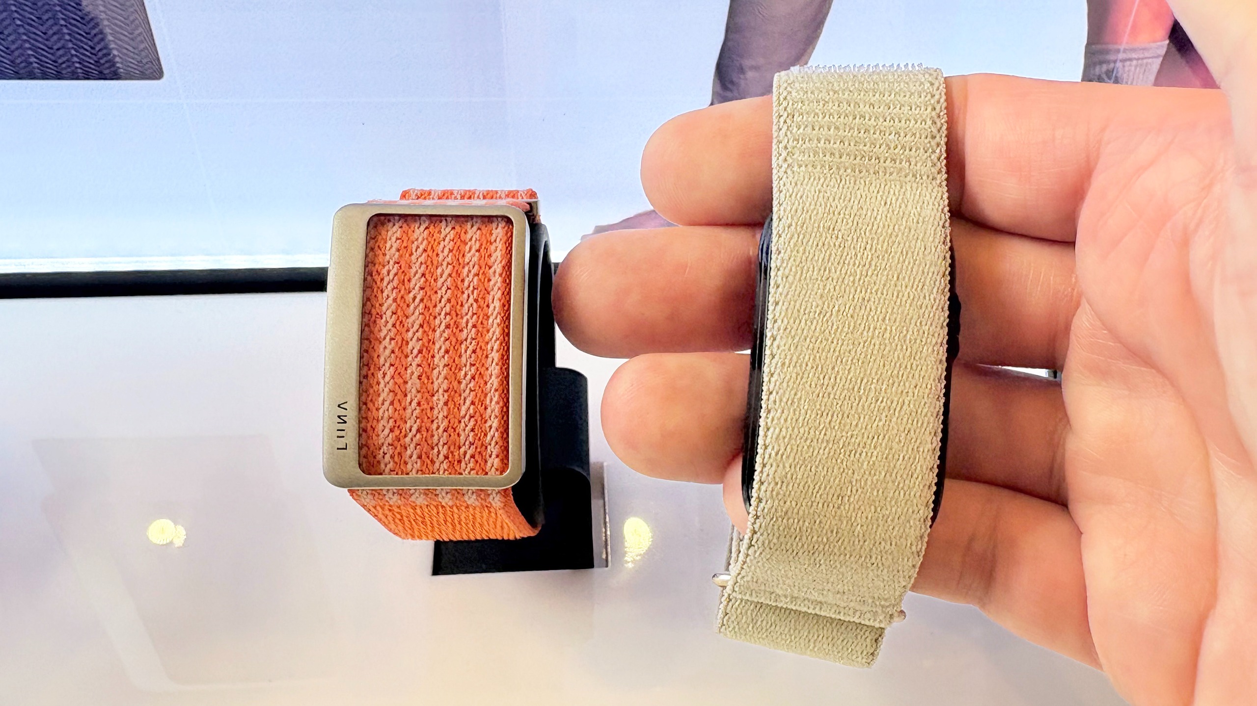 لقطة مقربة لمتتبع Garmin Cirqa الخالي من الشاشة بجانب سوار Luna Band في معرض IFA 2026 ببرلين