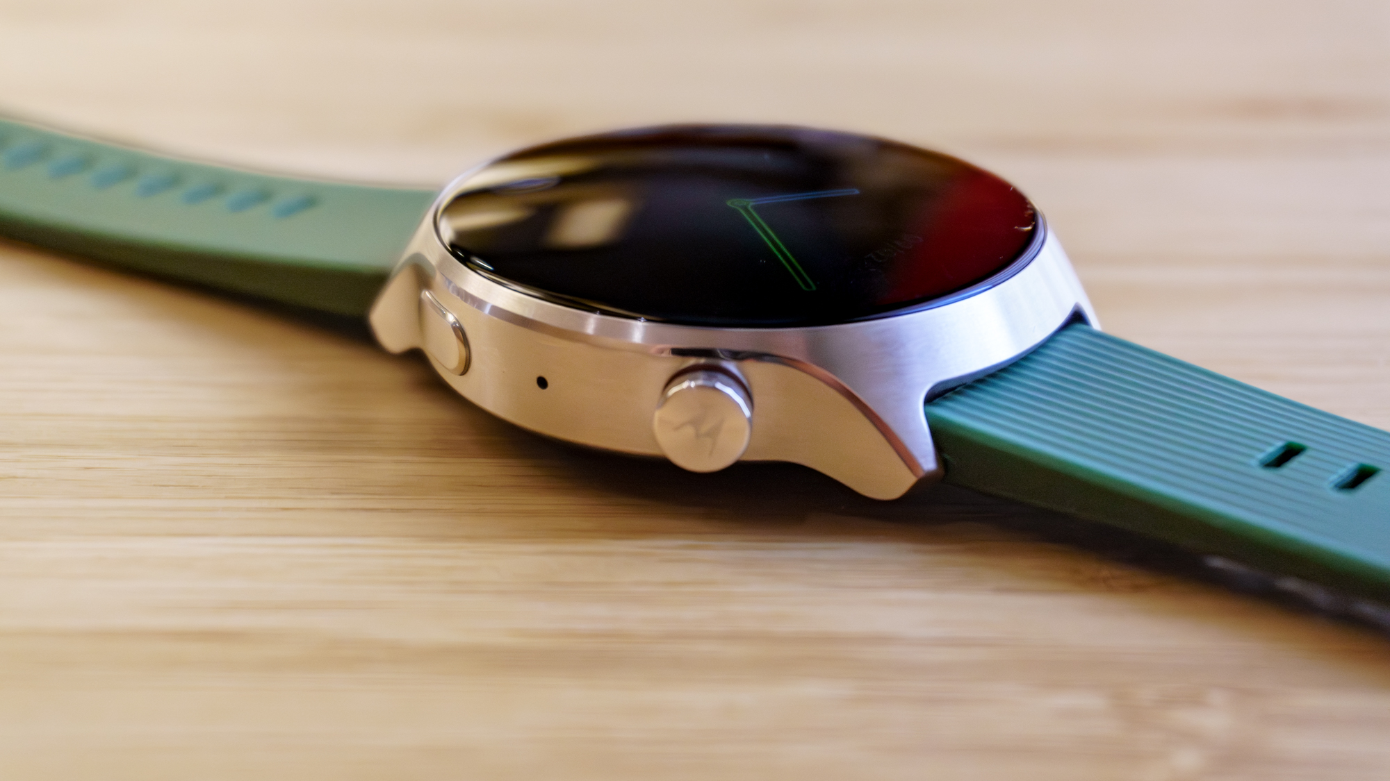 Крупный план новых умных часов Moto Watch Ultra LTE на выставке IFA 2026 в Берлине.