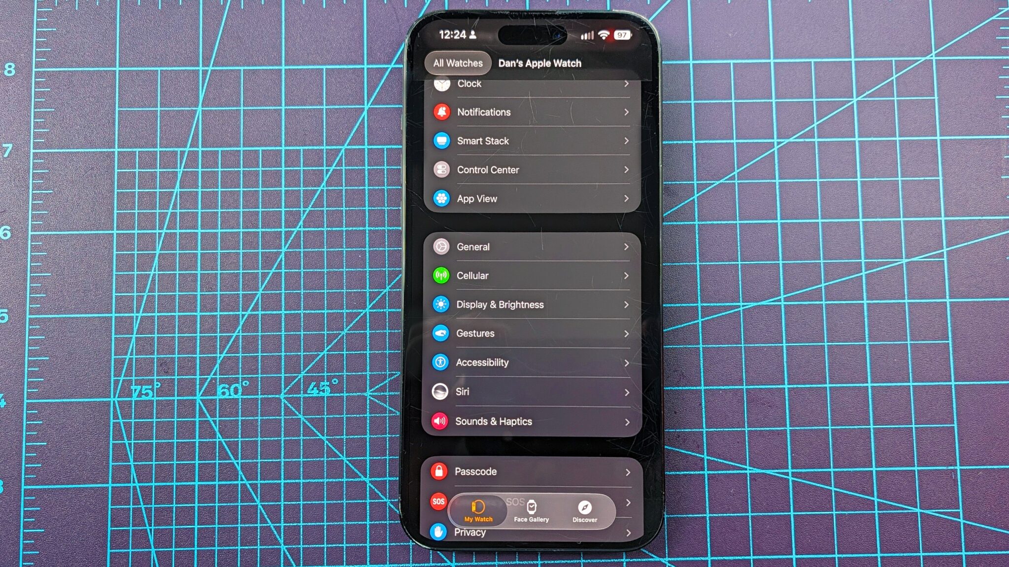 لقطة مقربة لهاتف iPhone 16 Plus توضح كيفية إضافة ويدجت عد الخطوات الجديد إلى واجهة ساعة Apple Watch الخاصة بك.