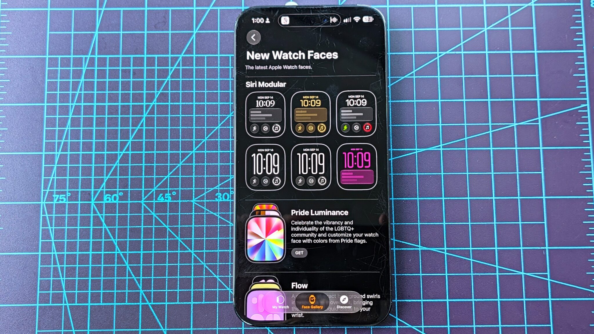 لقطة مقربة لعملية إعداد Siri AI باستخدام Apple Watch 11 و iPhone 16 Plus.