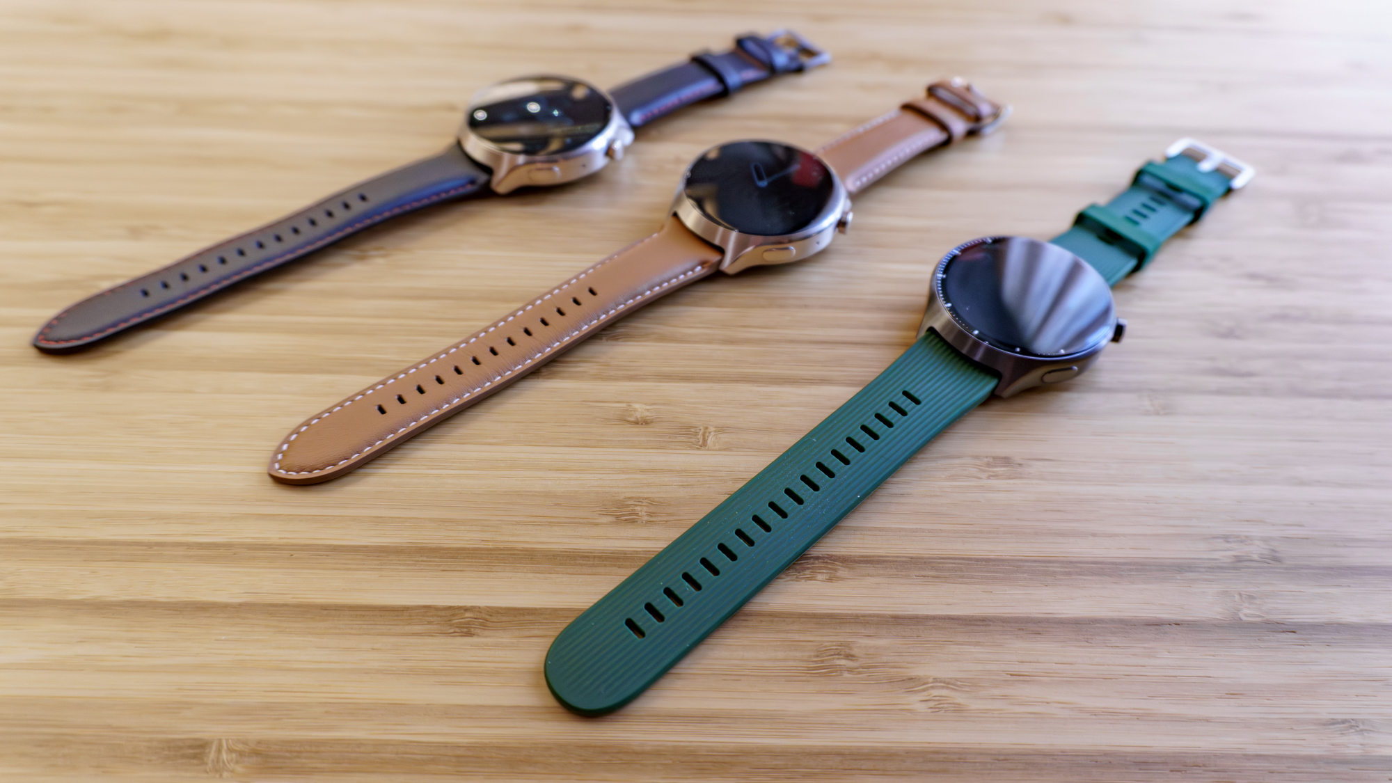 Крупный план новых умных часов Moto Watch Ultra LTE на выставке IFA 2026 в Берлине.