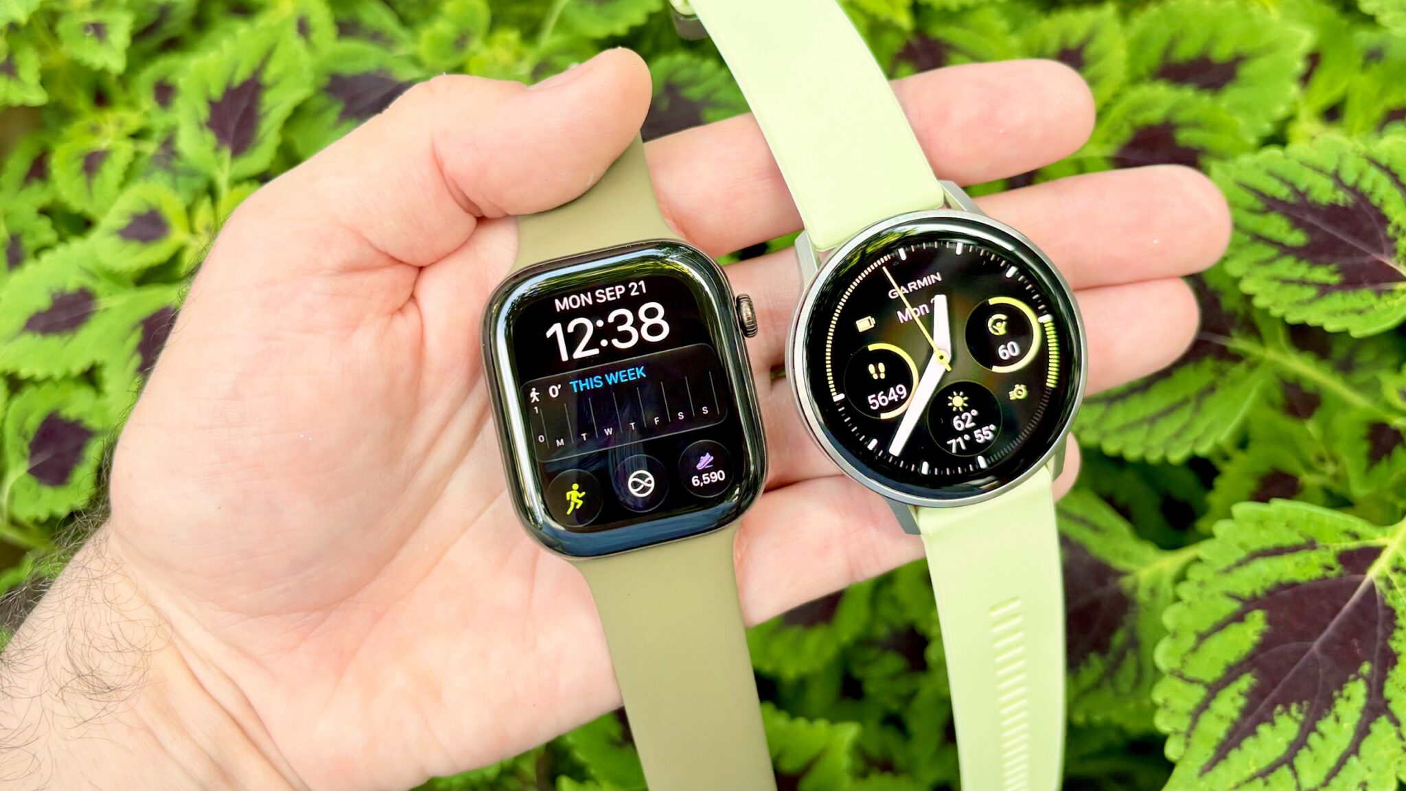لقطة مقربة لساعة Apple Watch Series 12 بجانب Garmin Venu 4