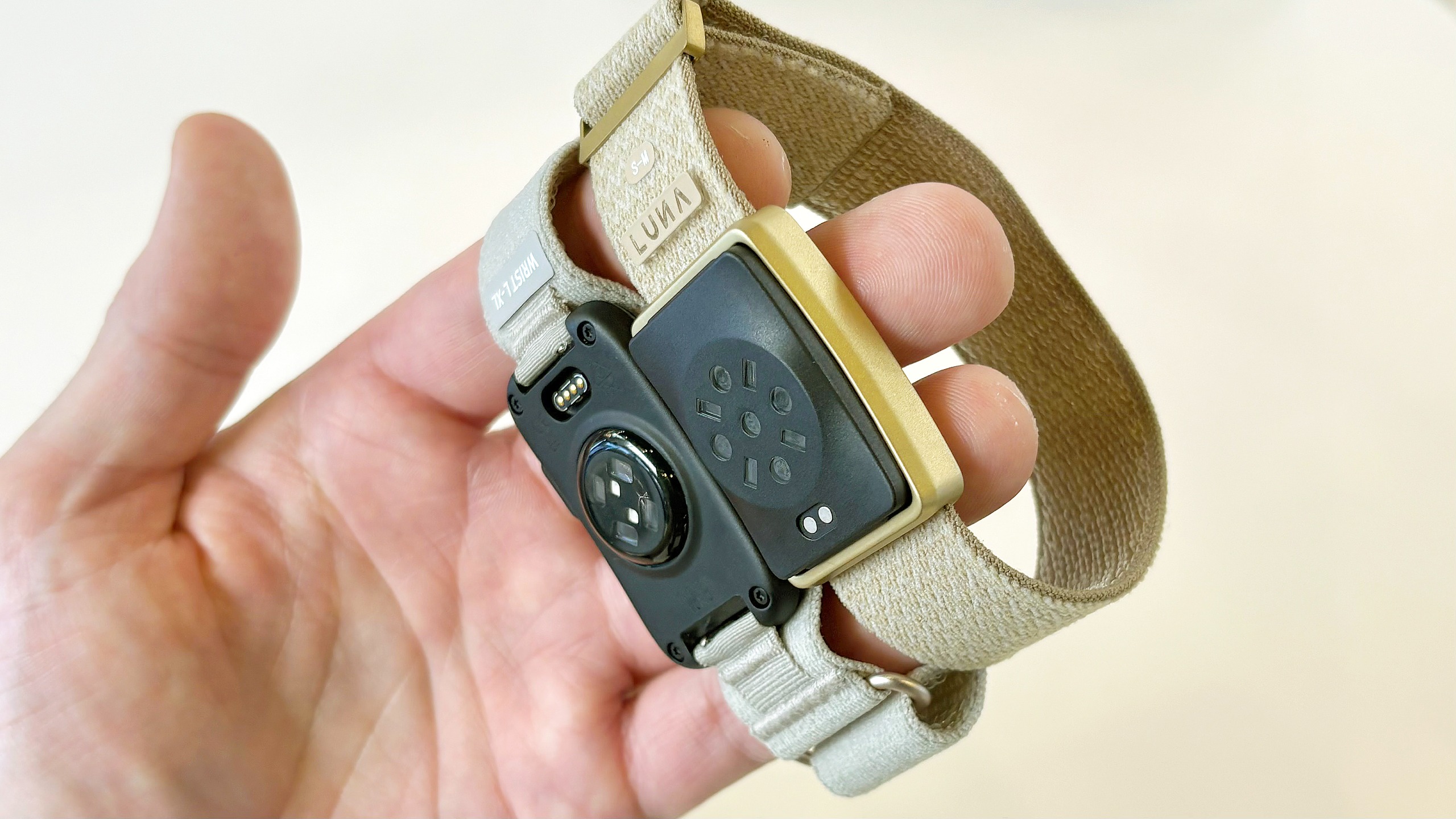 لقطة مقربة لمتتبع Garmin Cirqa الخالي من الشاشة بجانب سوار Luna Band في معرض IFA 2026 ببرلين