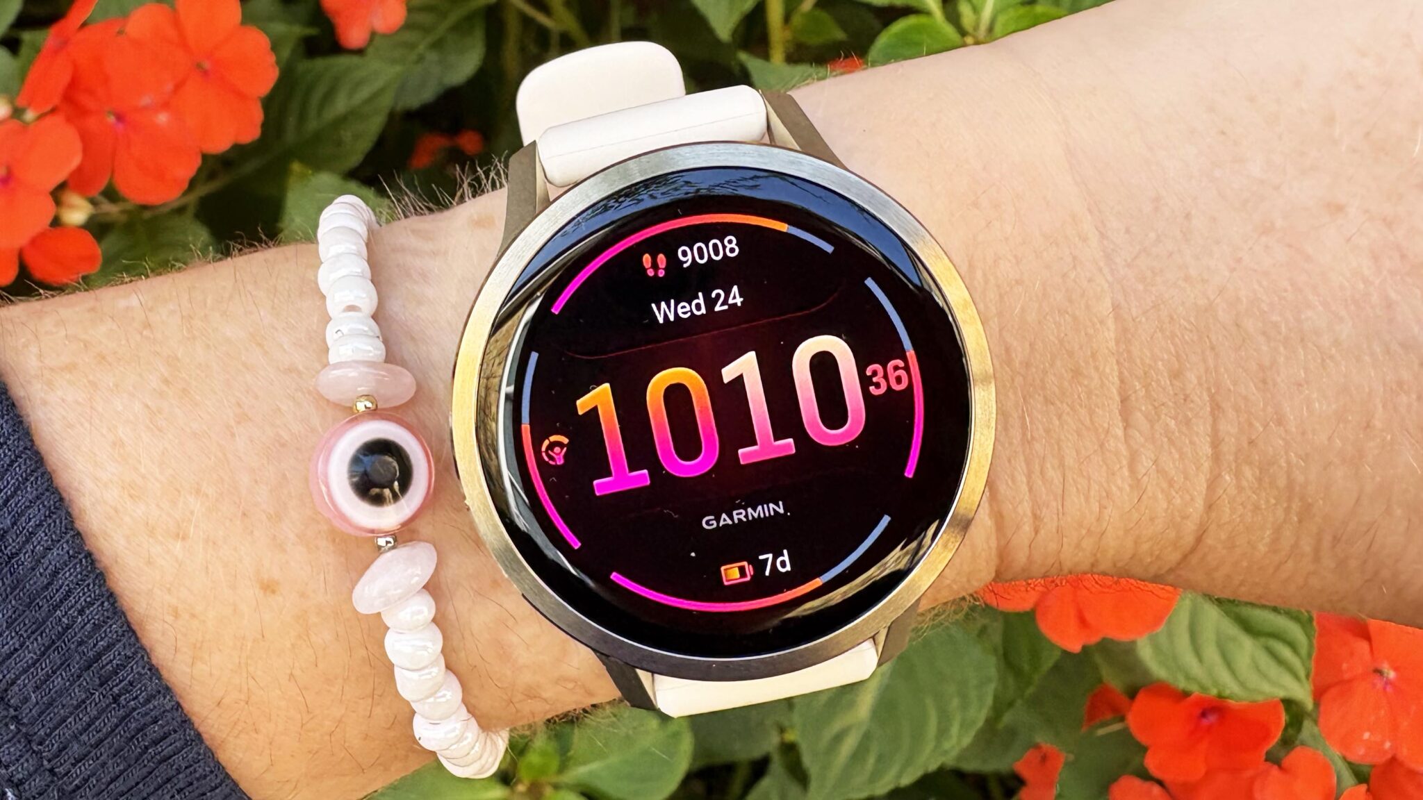 ساعة Garmin Venu 4 بلون ذهبي قمري على المعصم
