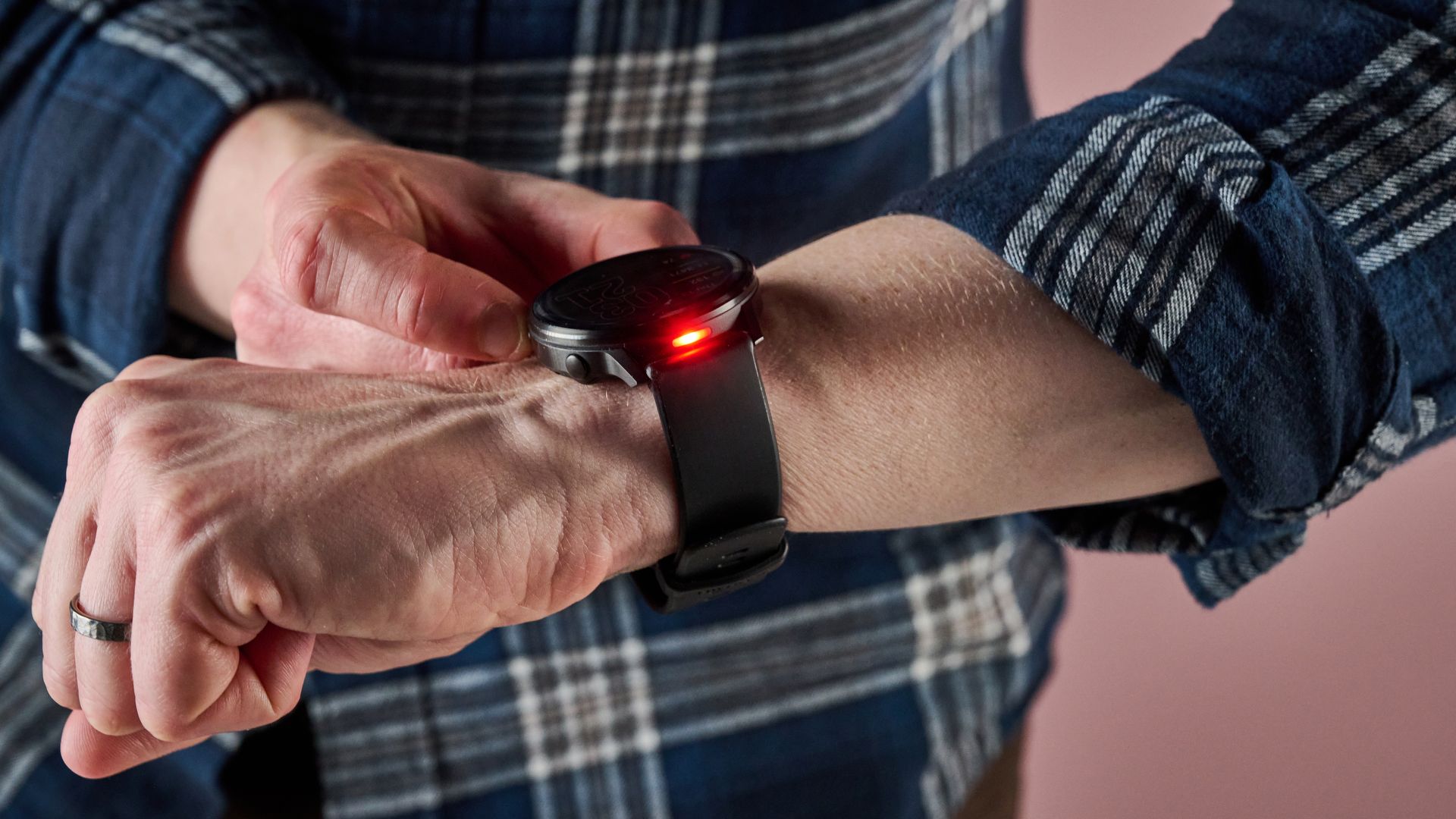 Четыре года спустя: эксперт по часам изменил свое мнение о светодиодном фонарике Garmin, превратив его из бесполезной причуды в незаменимую функцию.