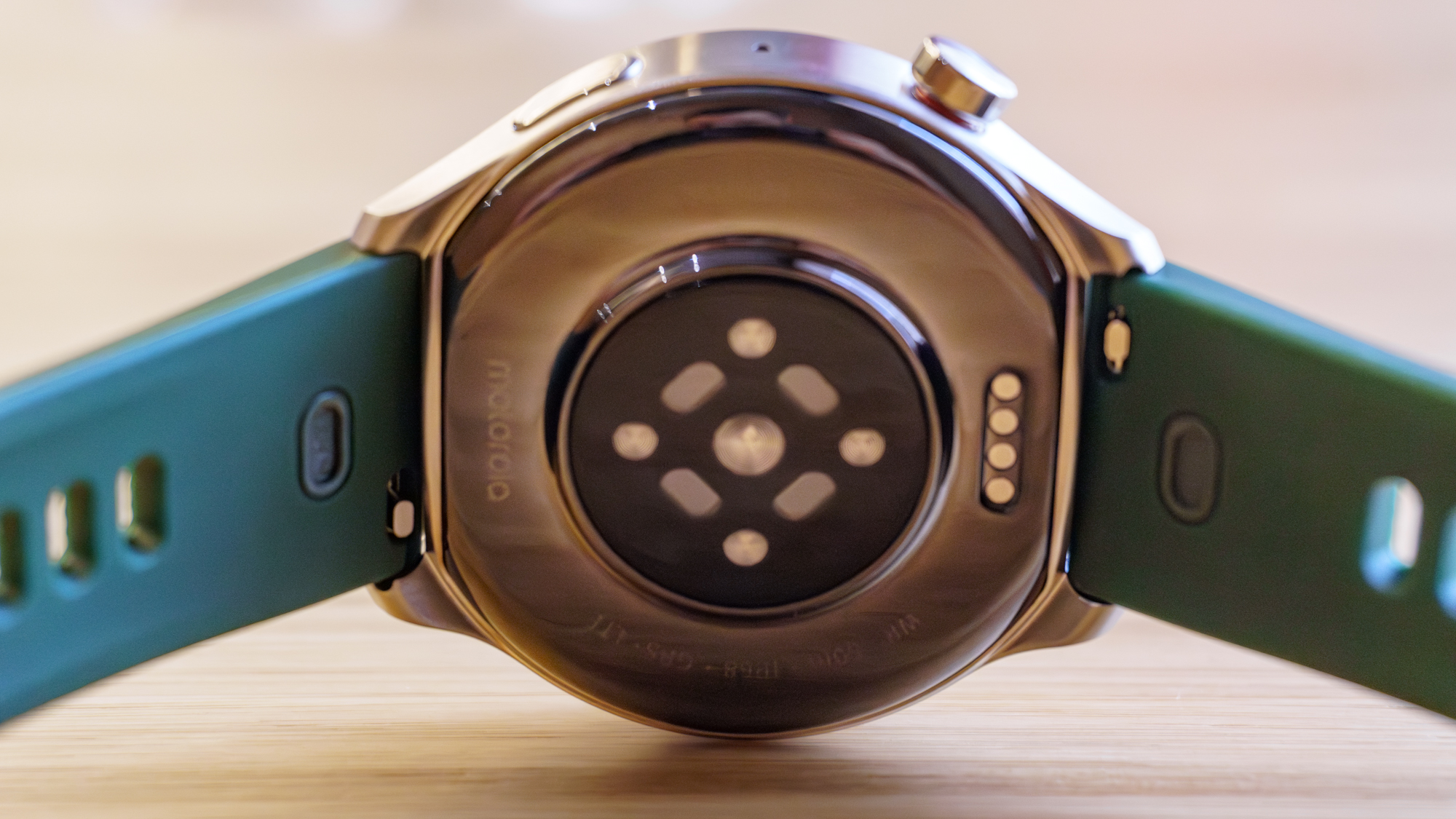Крупный план новых умных часов Moto Watch Ultra LTE на выставке IFA 2026 в Берлине.