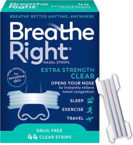 عبوة تحتوي على 44 شريط أنف شفاف من Breathe Right بقوة إضافية على خلفية بيضاء.