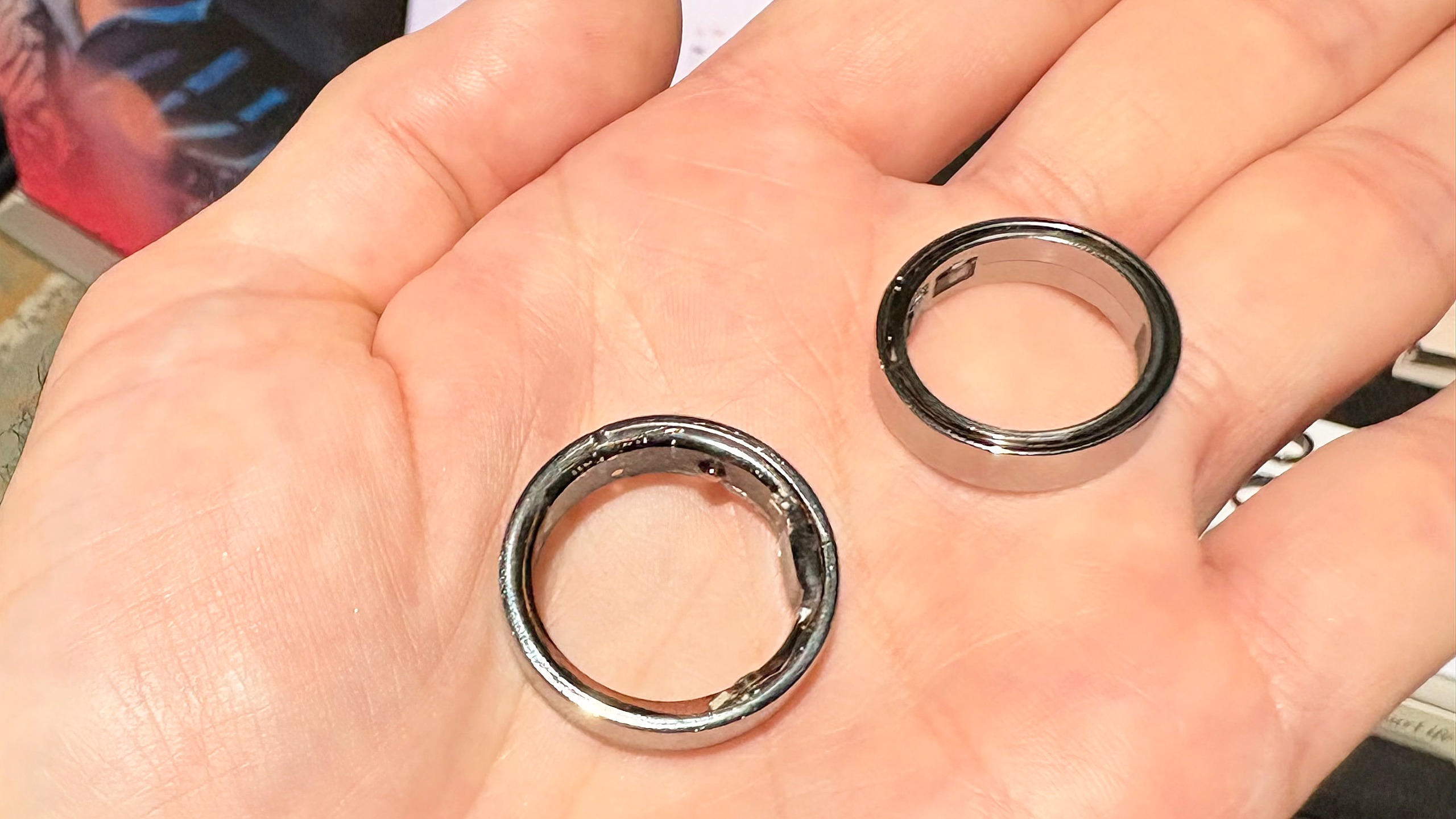Крупный план моих часов Circular Ring 3 Pro и Slim на выставке IFA в Берлине, Германия.