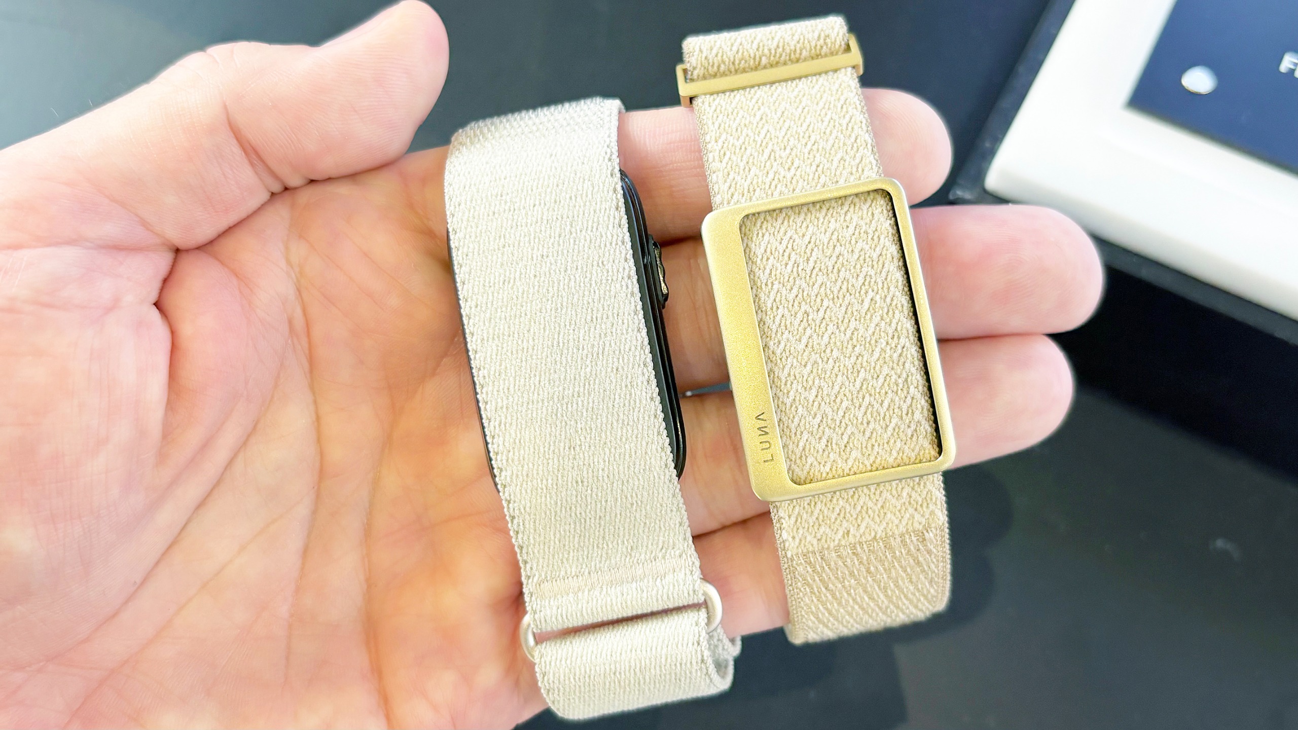 لقطة مقربة لمتتبع Garmin Cirqa الخالي من الشاشة بجانب سوار Luna Band في معرض IFA 2026 ببرلين