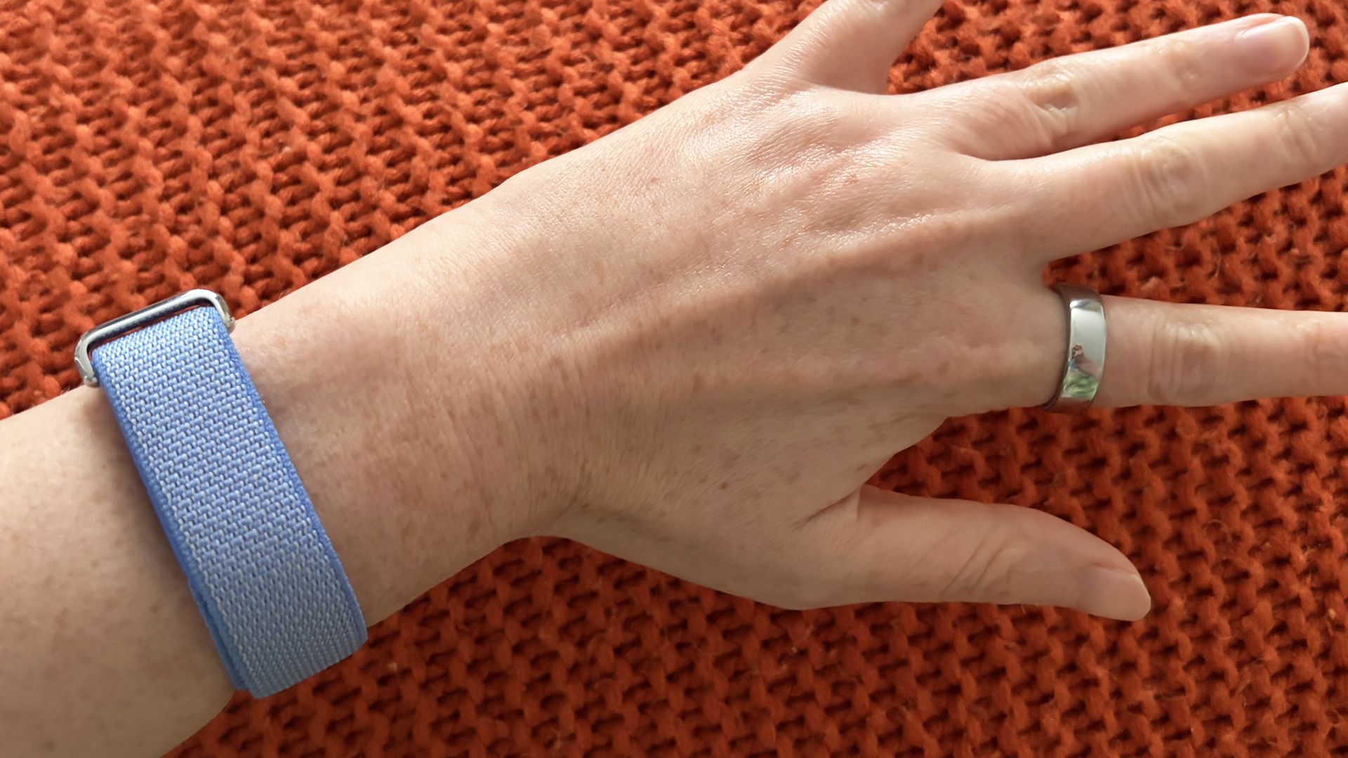 Fitbit Air أم Oura Ring 5؟ مقارنة شاملة لمساعدتك في اختيار الأفضل لتتبع النوم