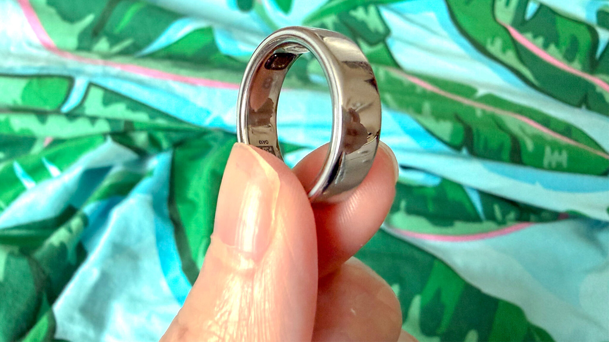 صورة مقربة ليد تحمل خاتم Oura Ring 5