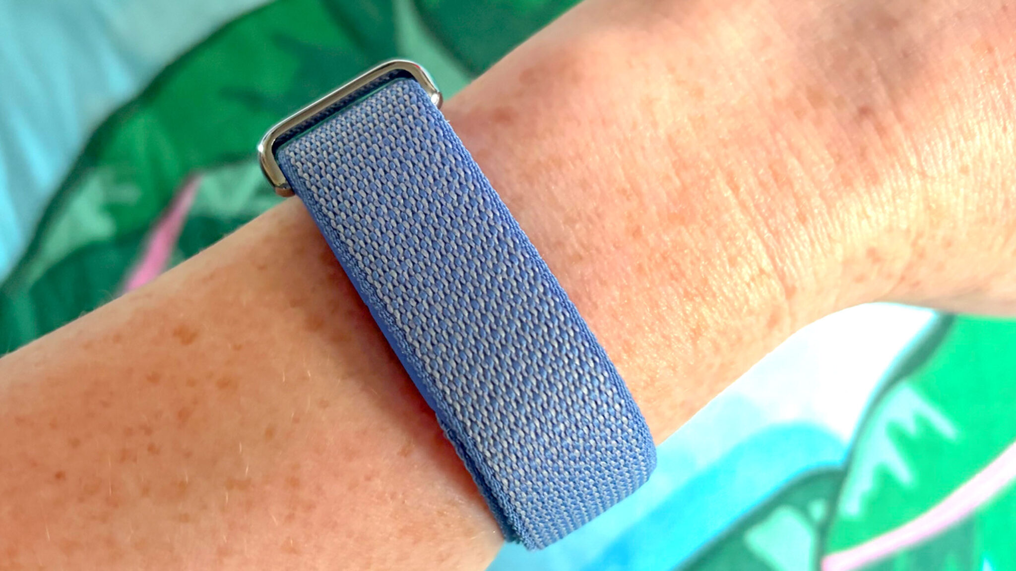 لقطة مقربة ليد ترتدي Fitbit Air